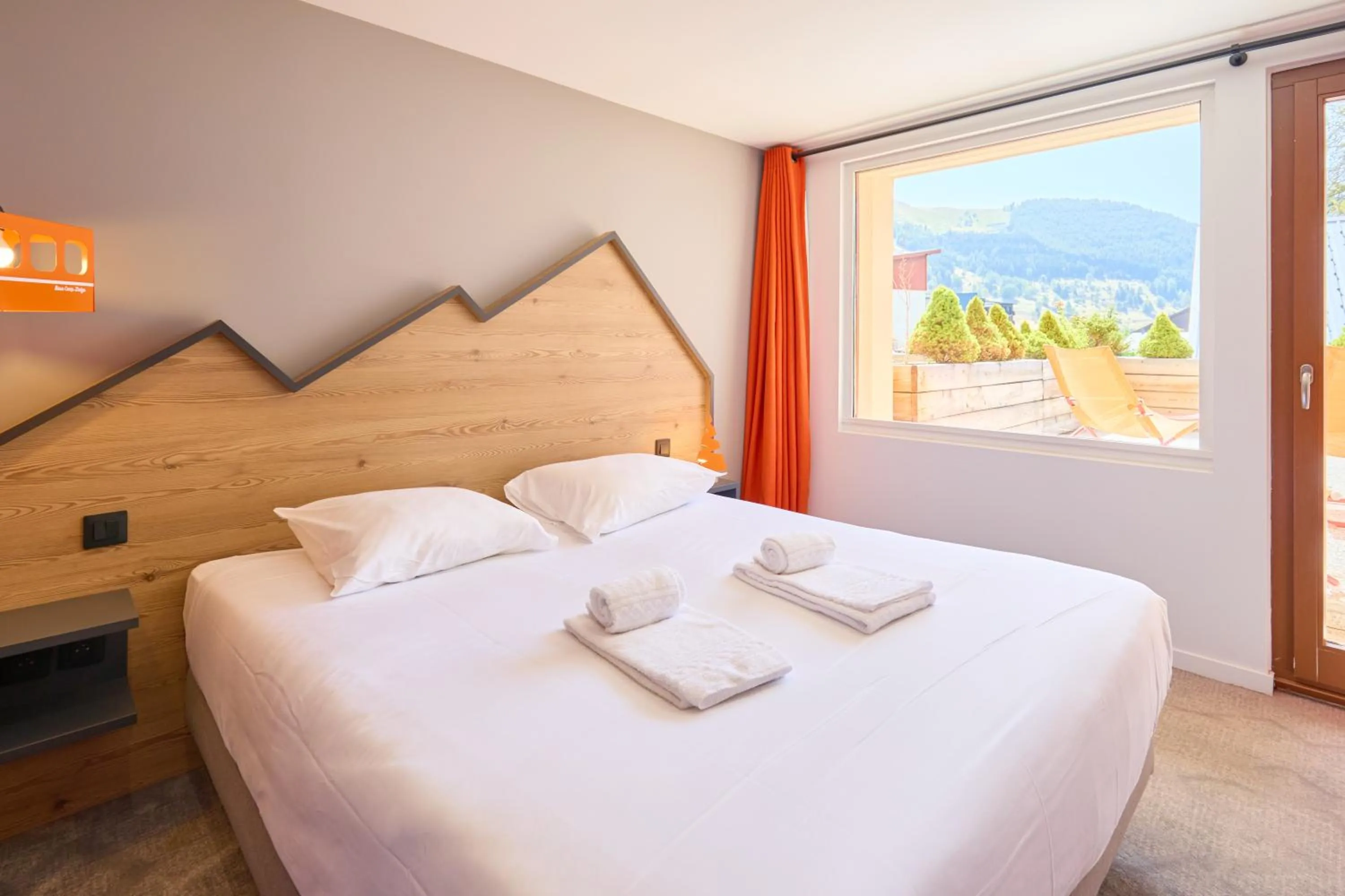 Photo of the whole room, Bed in Hotel Base Camp Lodge - Les 2 Alpes