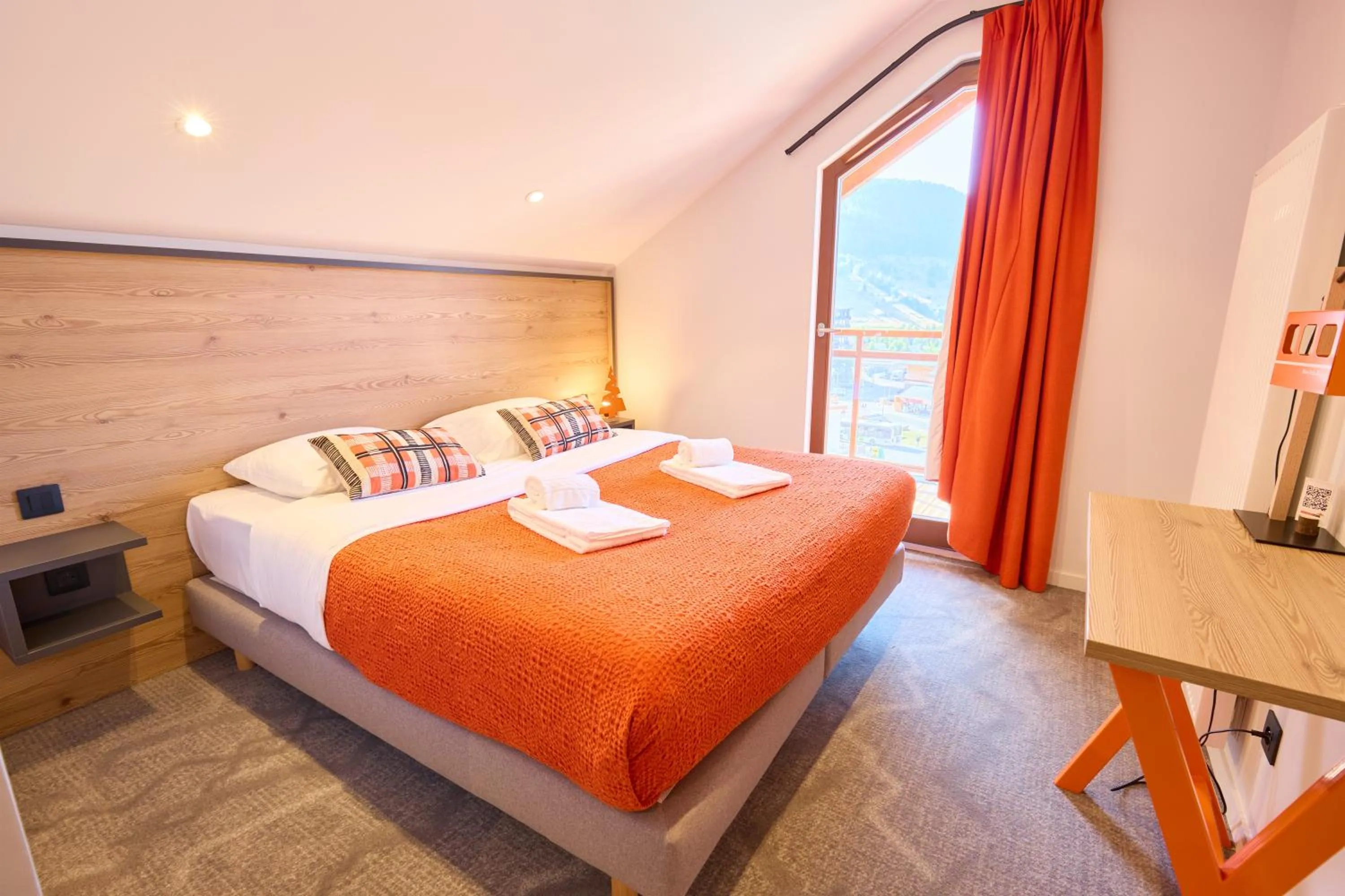 Photo of the whole room, Bed in Hotel Base Camp Lodge - Les 2 Alpes