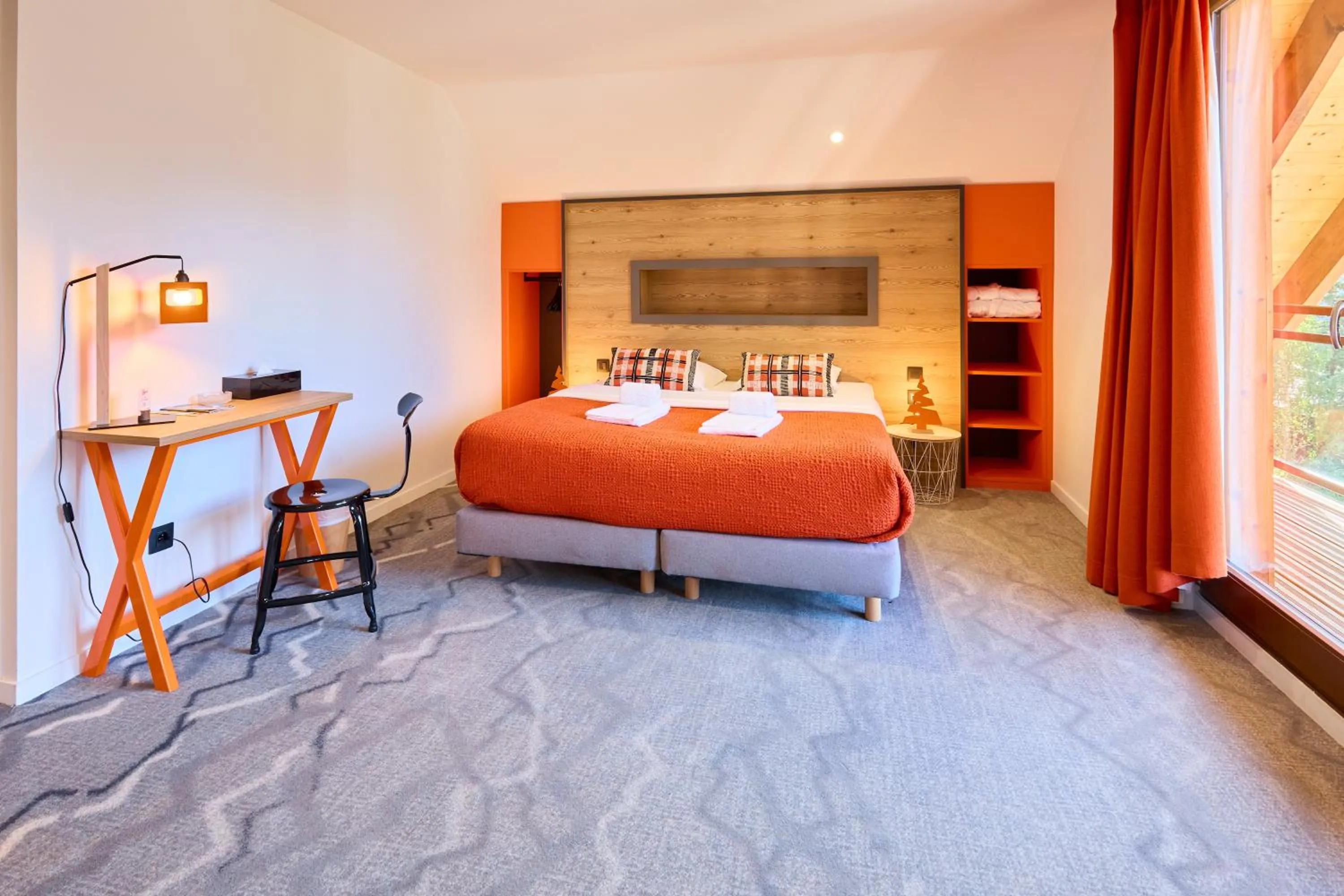 Bedroom, Bed in Hotel Base Camp Lodge - Les 2 Alpes