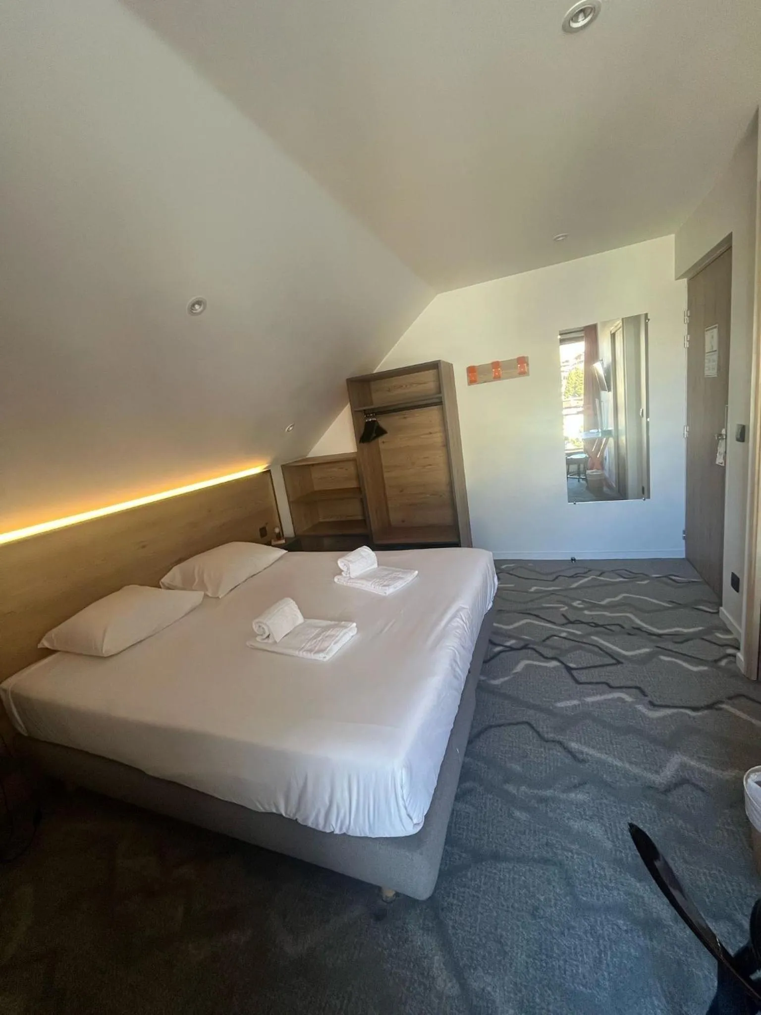 Photo of the whole room, Bed in Hotel Base Camp Lodge - Les 2 Alpes