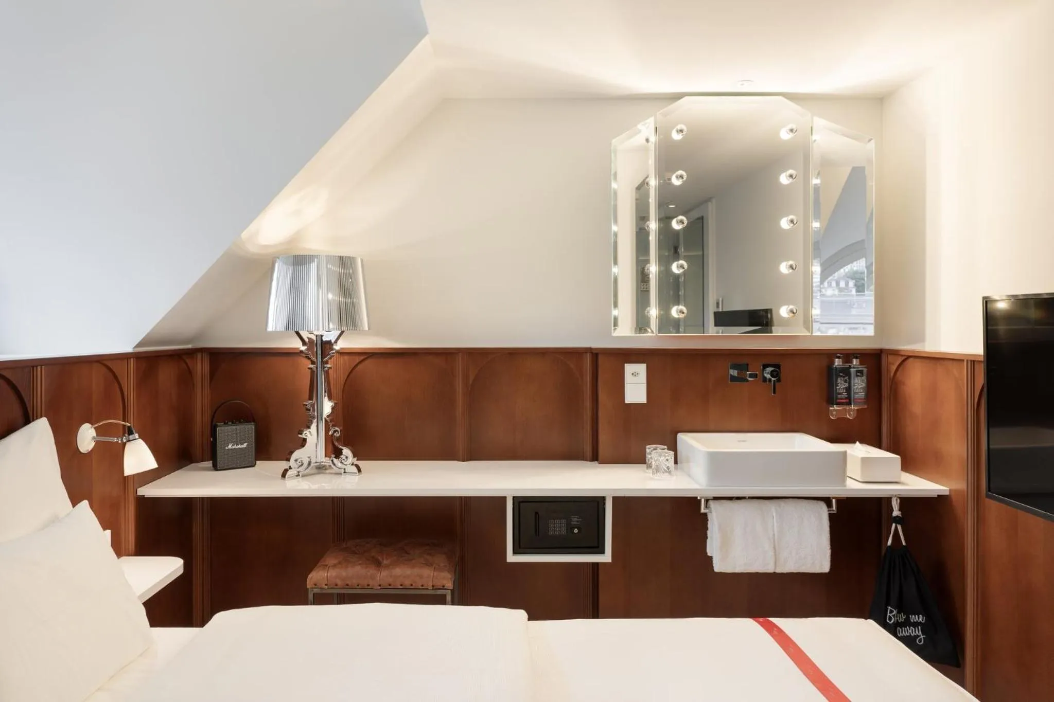 Photo of the whole room, Bed in Ruby Mimi Hotel Zurich