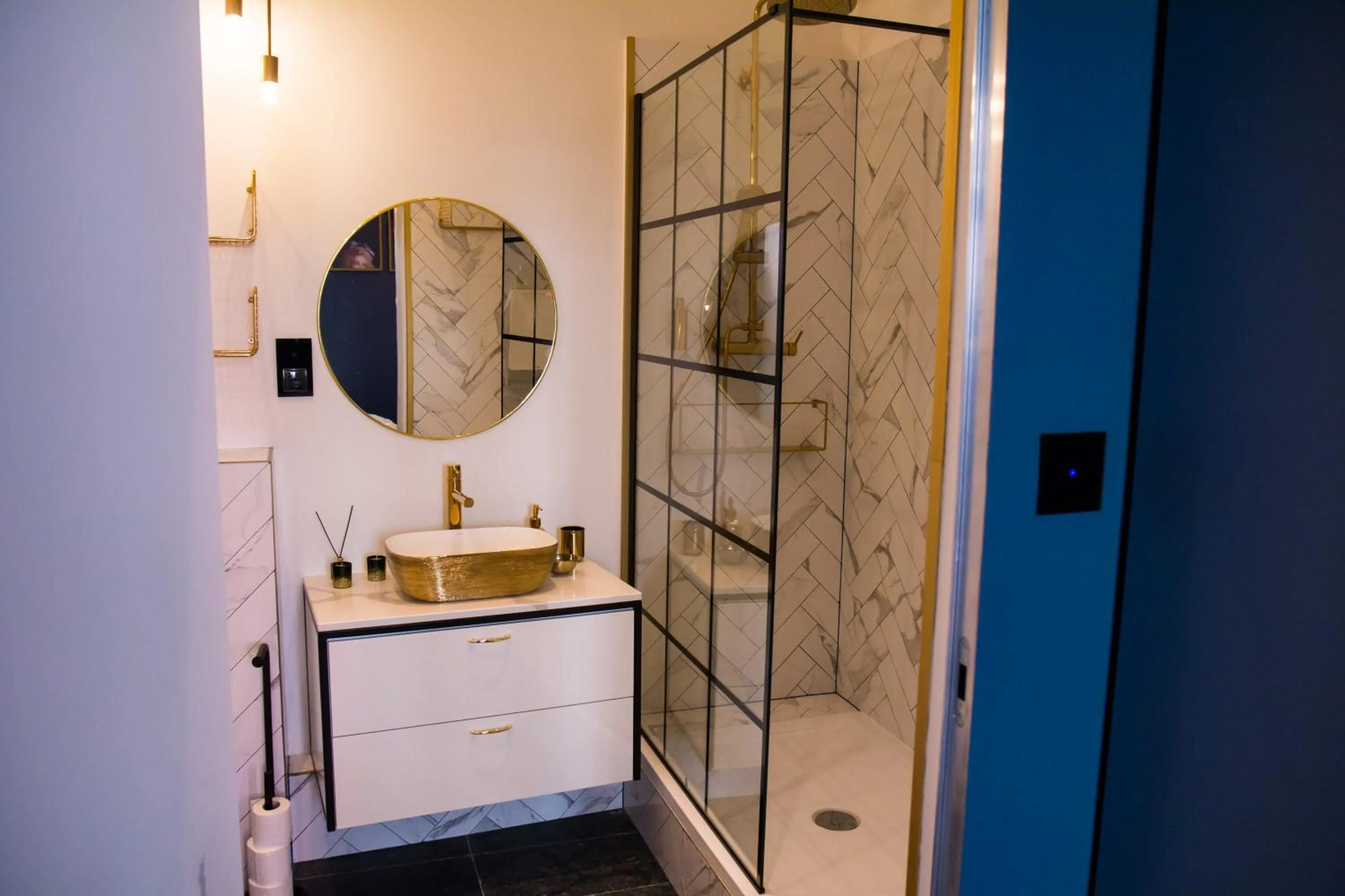 Shower in Mona Lisa by Rentoom