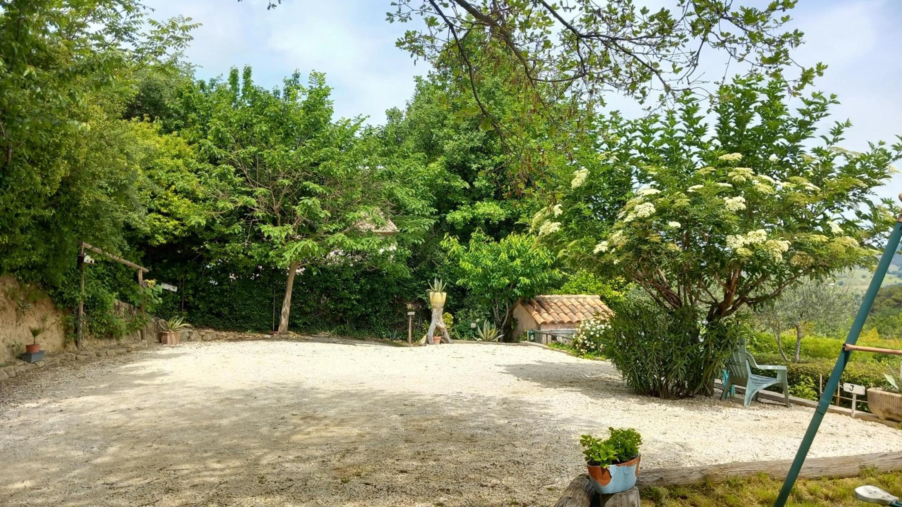 Parking in La Sapiniére -chambres climatisées