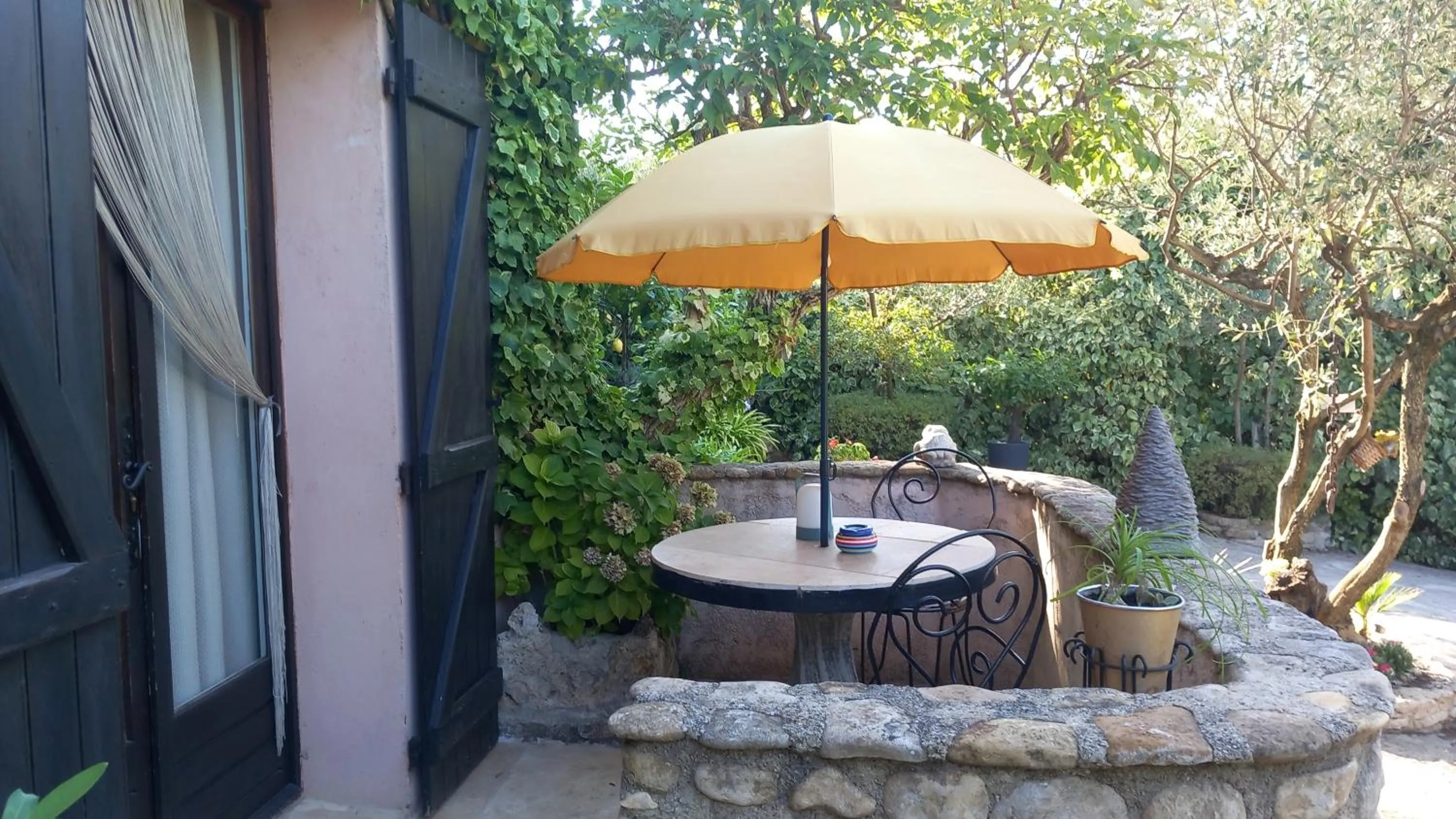 Patio in La Sapiniére -chambres climatisées