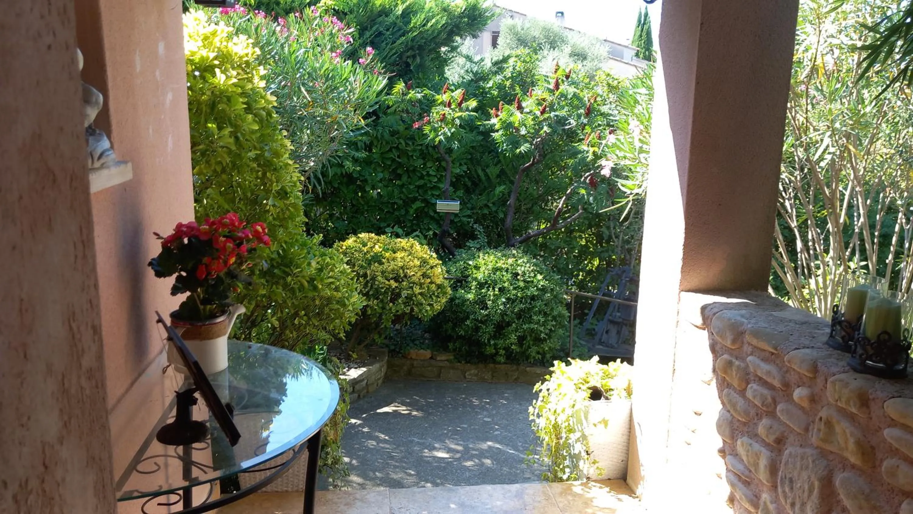 Garden view in La Sapiniére -chambres climatisées