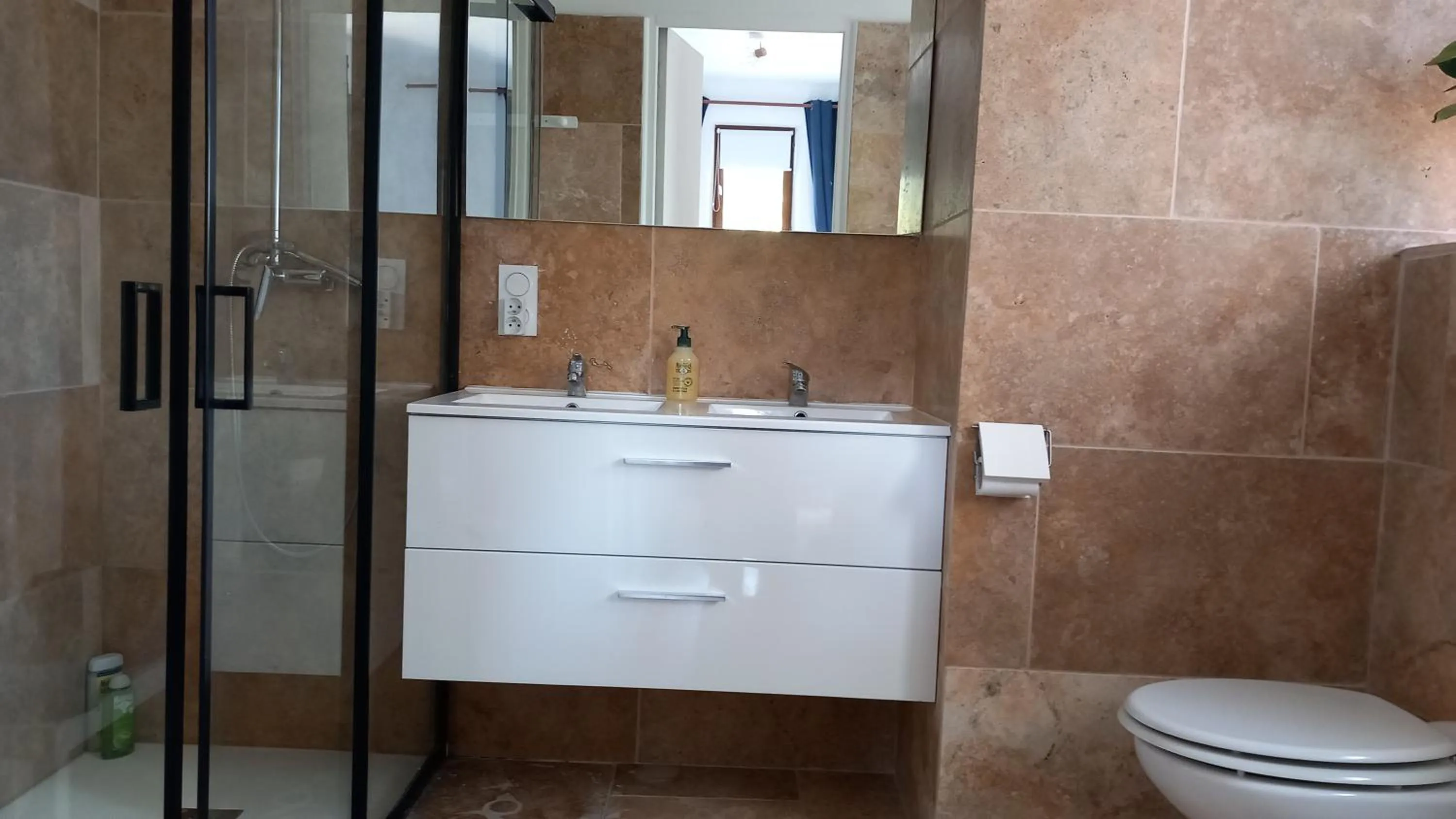 Bathroom in La Sapiniére -chambres climatisées