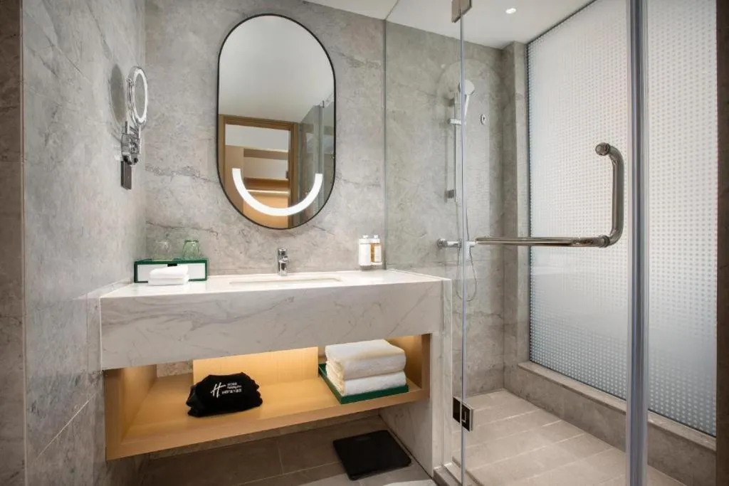 Holiday Inn Shanghai Nanjing Road by IHG