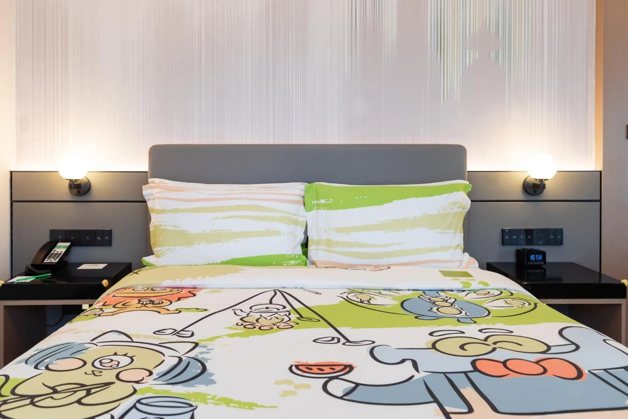 Photo of the whole room, Bed in Holiday Inn Shanghai Nanjing Road by IHG