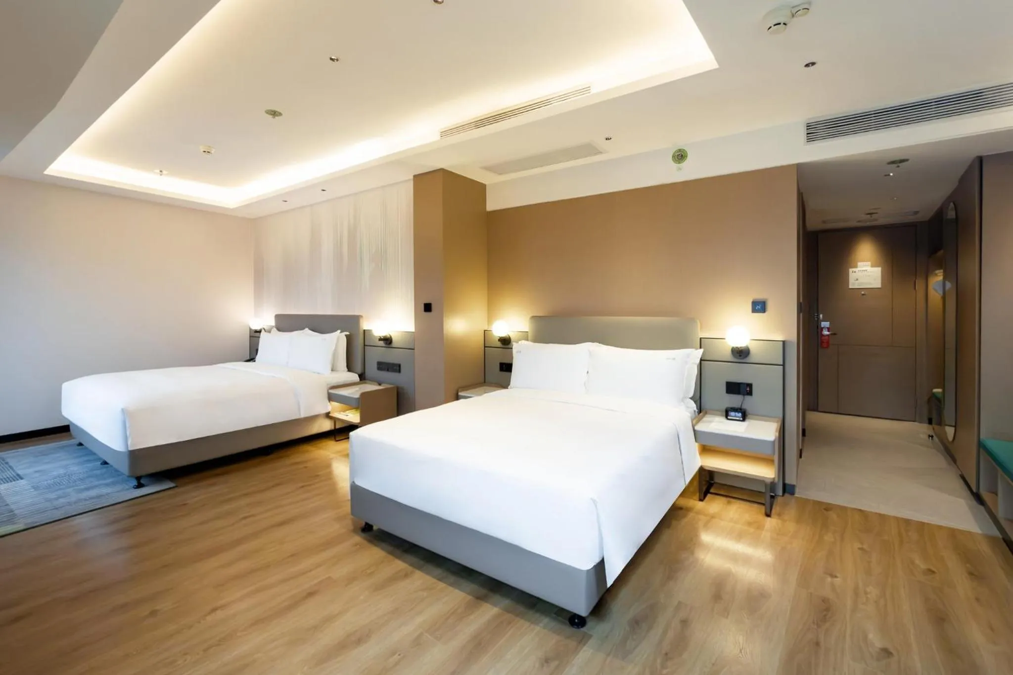 Photo of the whole room, Bed in Holiday Inn Shanghai Nanjing Road by IHG