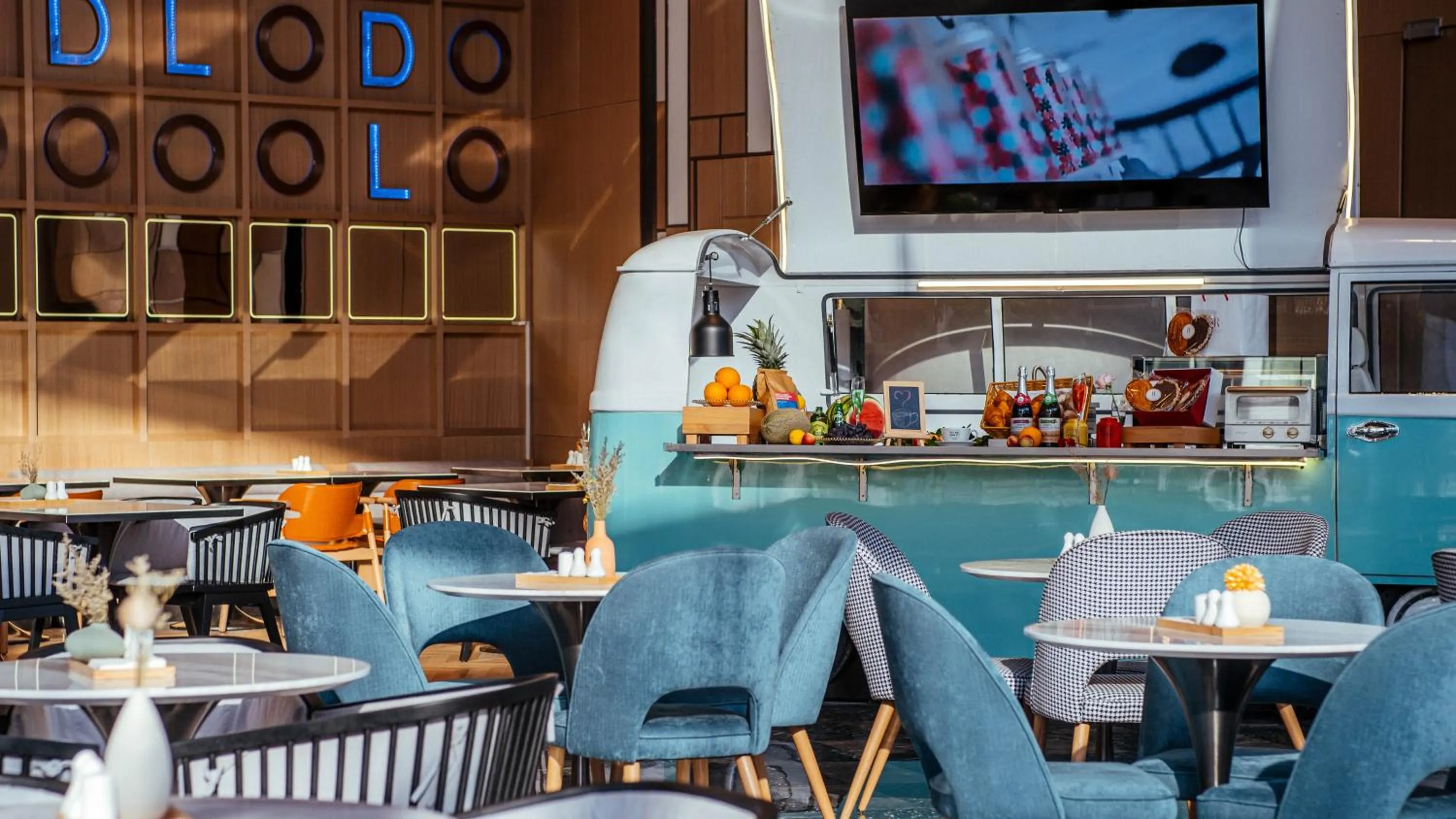 Restaurant/places to eat in Holiday Inn Shanghai Nanjing Road by IHG