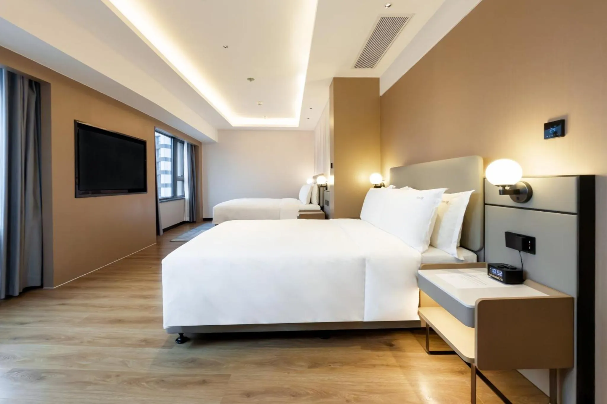 Photo of the whole room, Bed in Holiday Inn Shanghai Nanjing Road by IHG