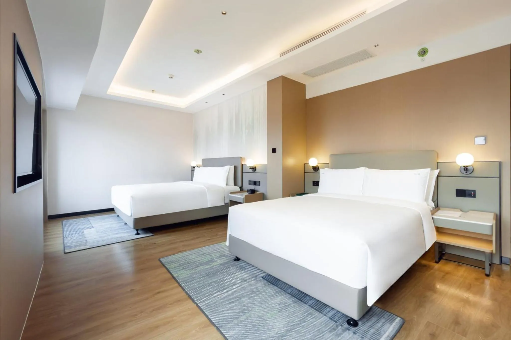 Photo of the whole room, Bed in Holiday Inn Shanghai Nanjing Road by IHG