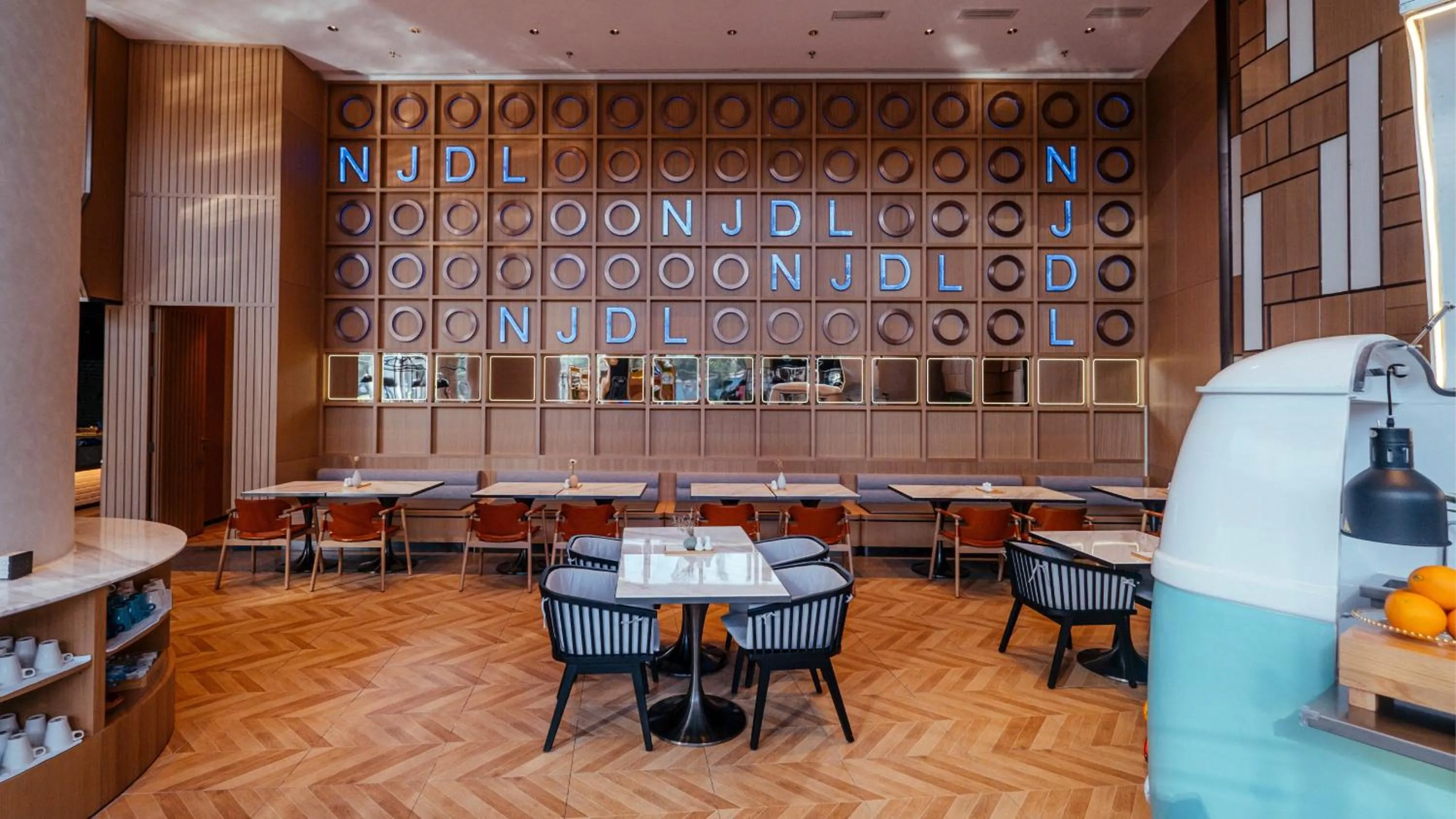 Restaurant/places to eat in Holiday Inn Shanghai Nanjing Road by IHG