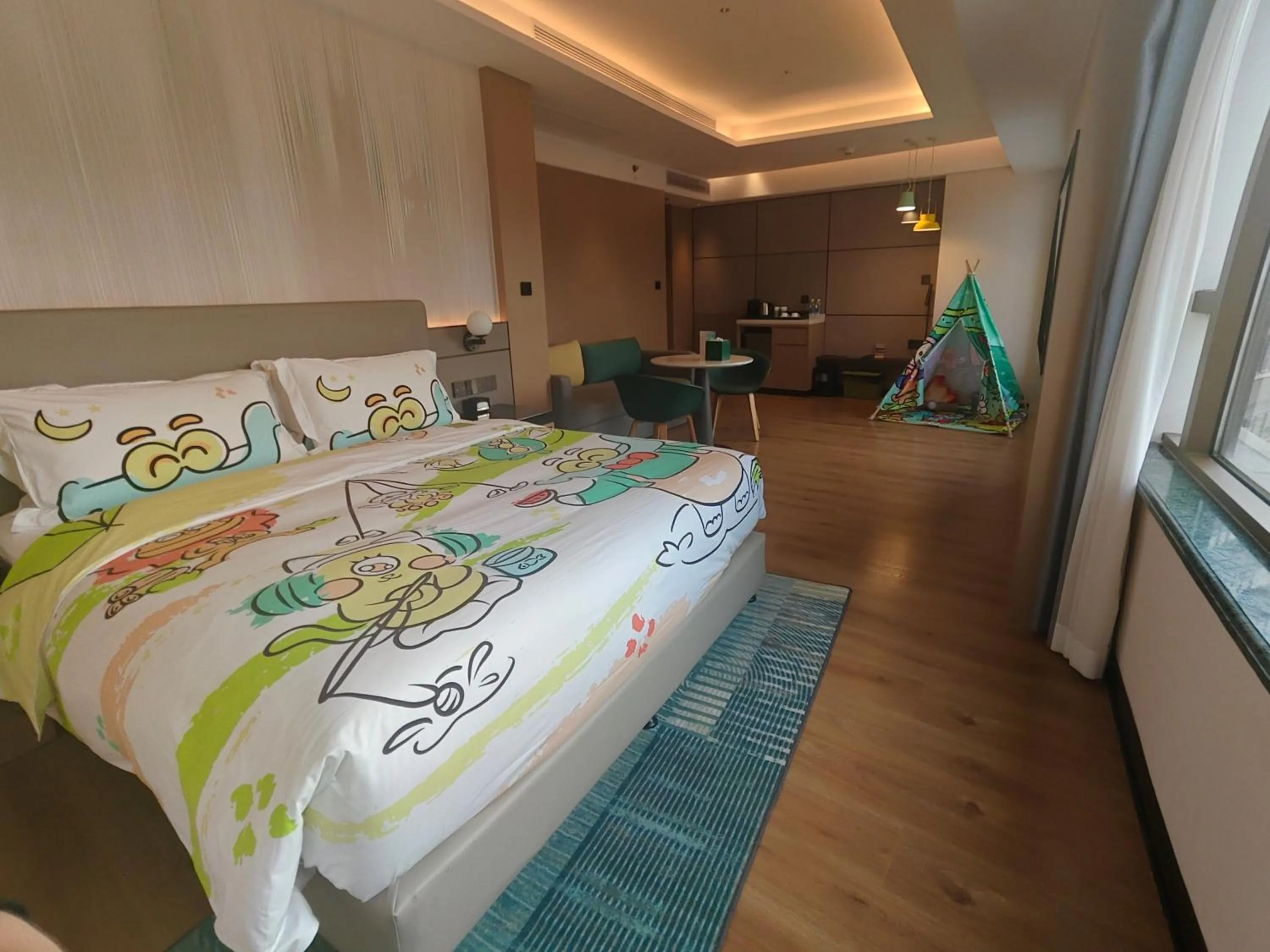 Photo of the whole room, Bed in Holiday Inn Shanghai Nanjing Road by IHG