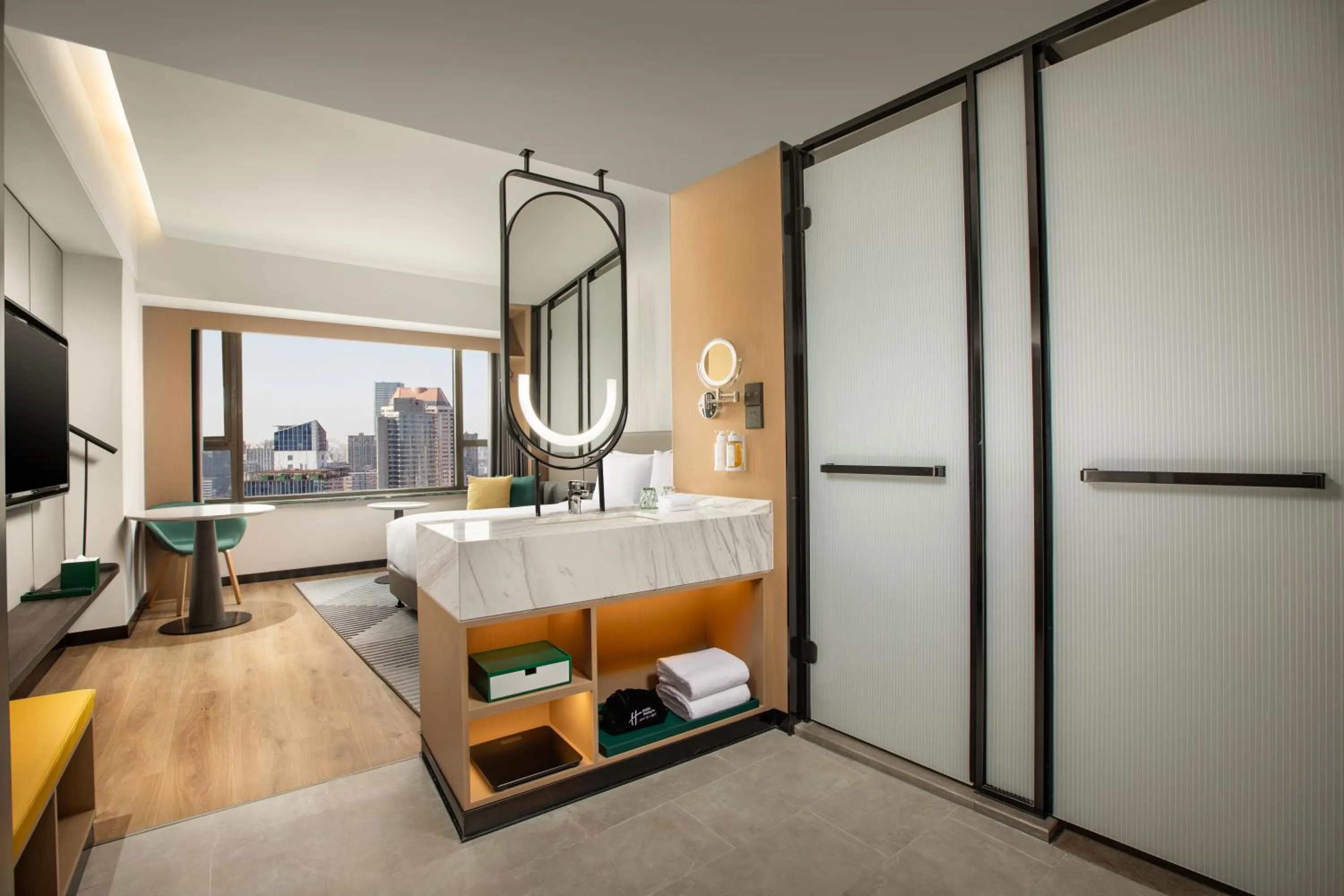 Photo of the whole room, Bed in Holiday Inn Shanghai Nanjing Road by IHG