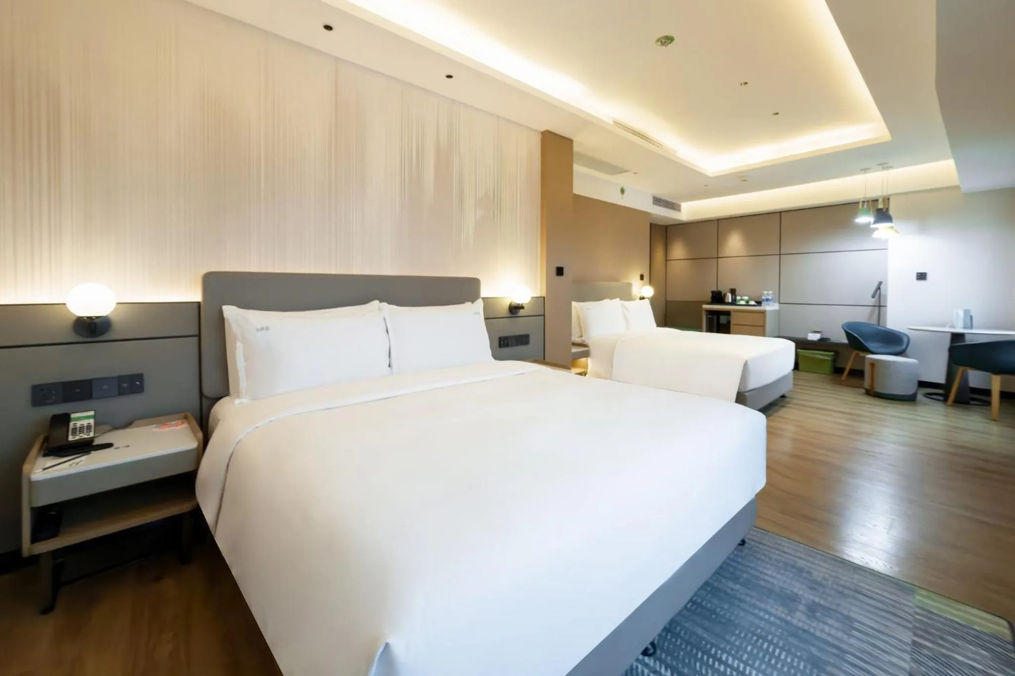 Photo of the whole room, Bed in Holiday Inn Shanghai Nanjing Road by IHG