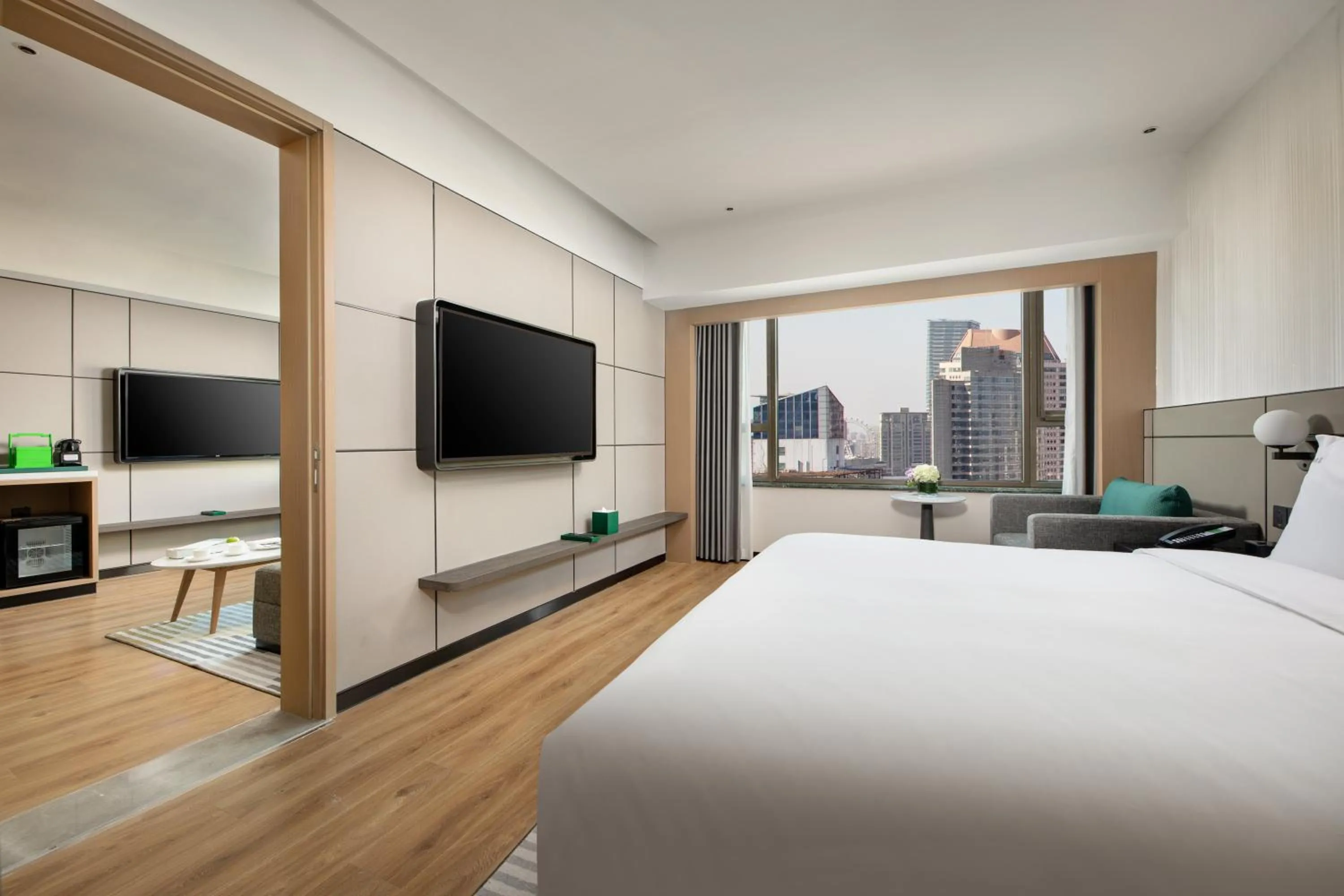 Photo of the whole room, Bed in Holiday Inn Shanghai Nanjing Road by IHG