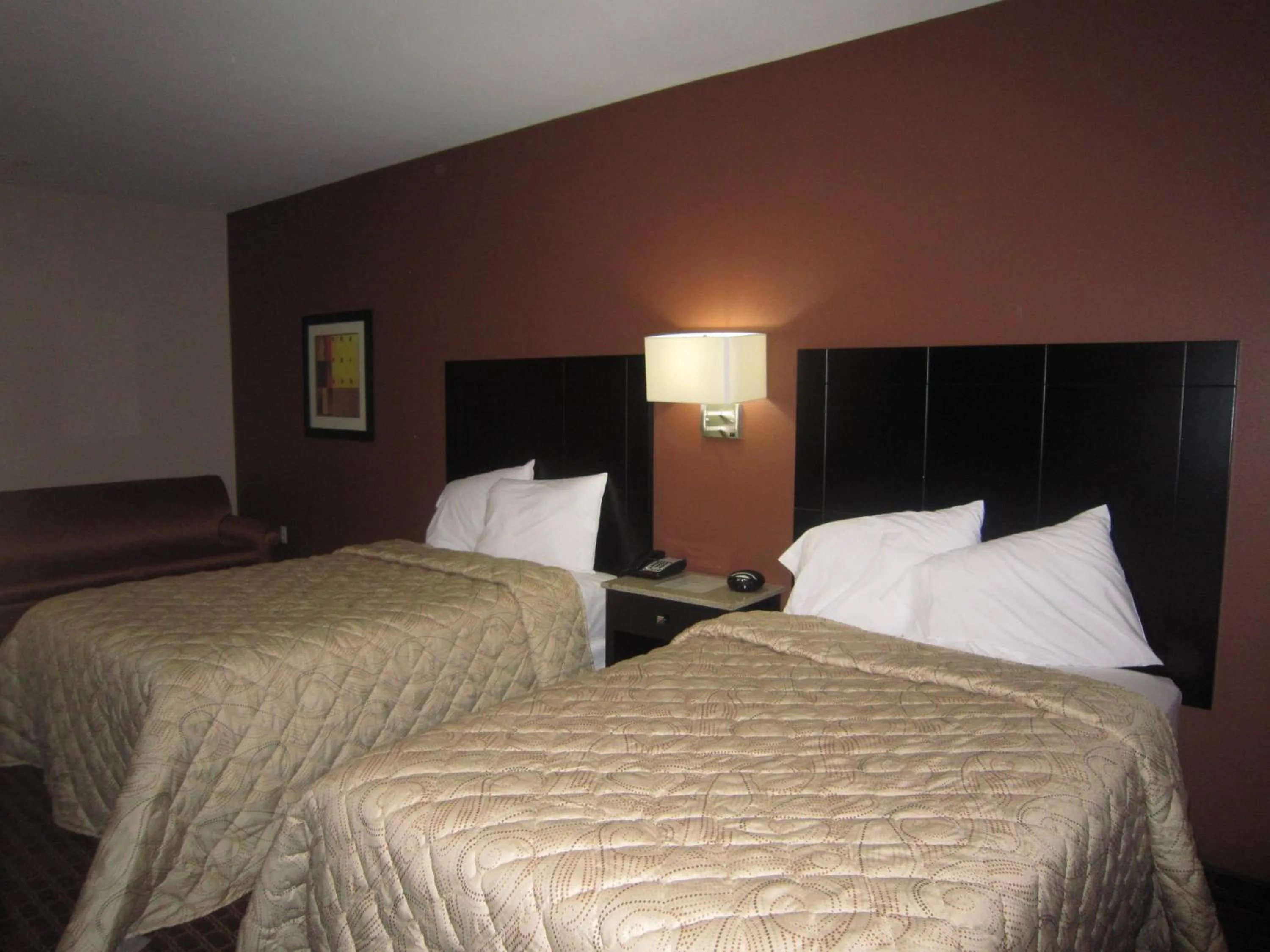 Photo of the whole room, Bed in Red Carpet Inn and Suites Monmouth Junction