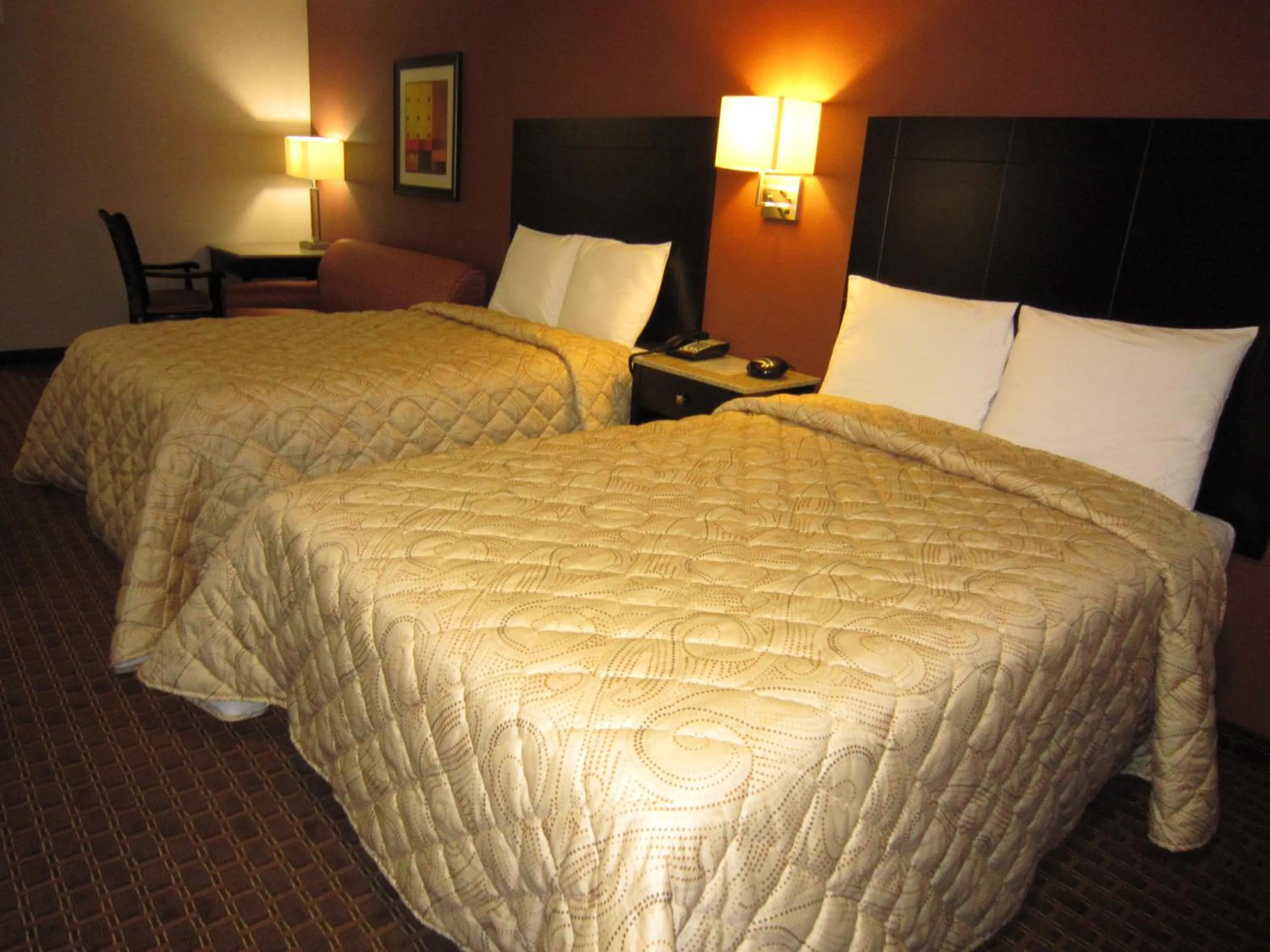 Photo of the whole room, Bed in Red Carpet Inn and Suites Monmouth Junction