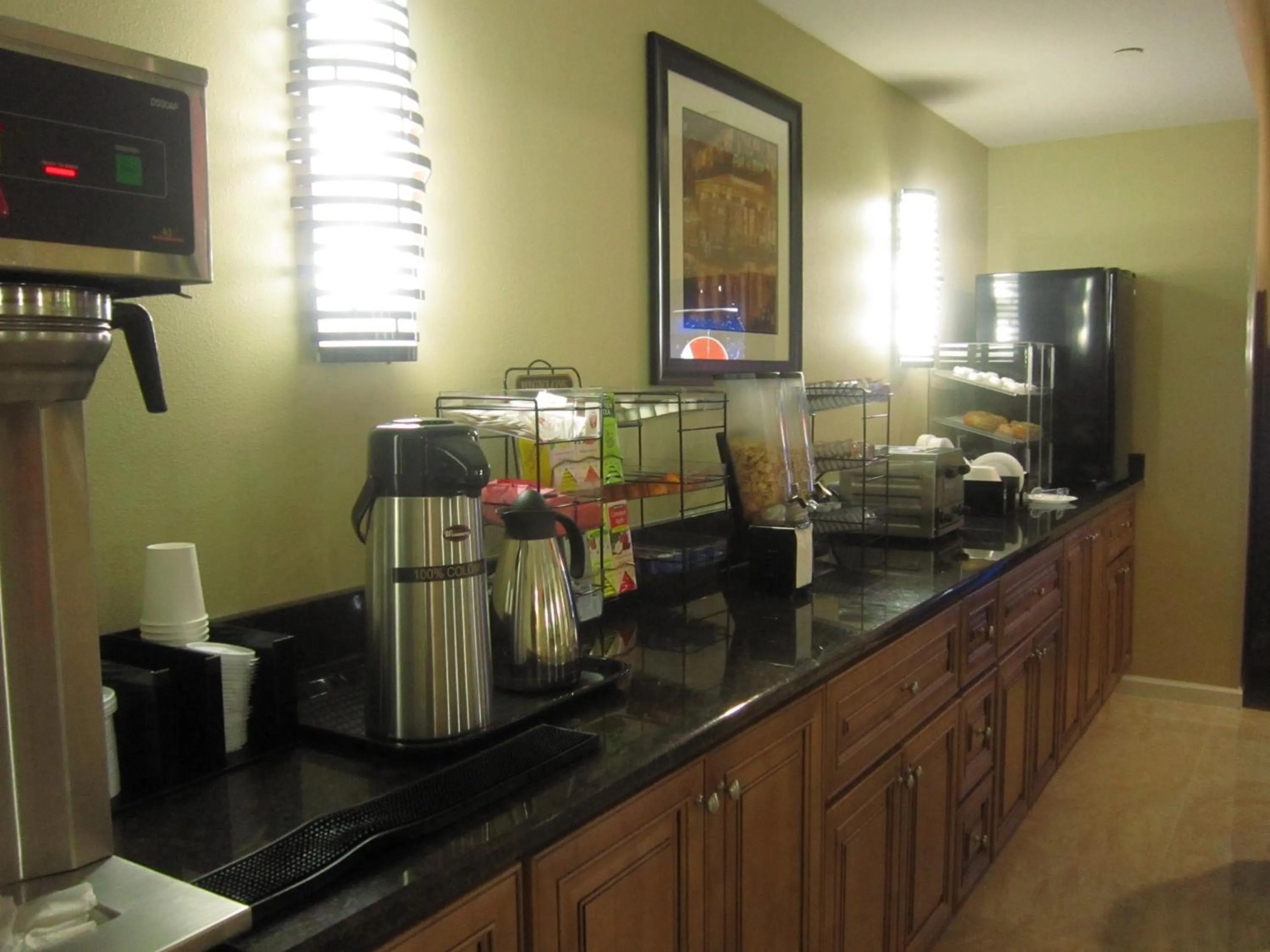 Restaurant/places to eat in Red Carpet Inn and Suites Monmouth Junction