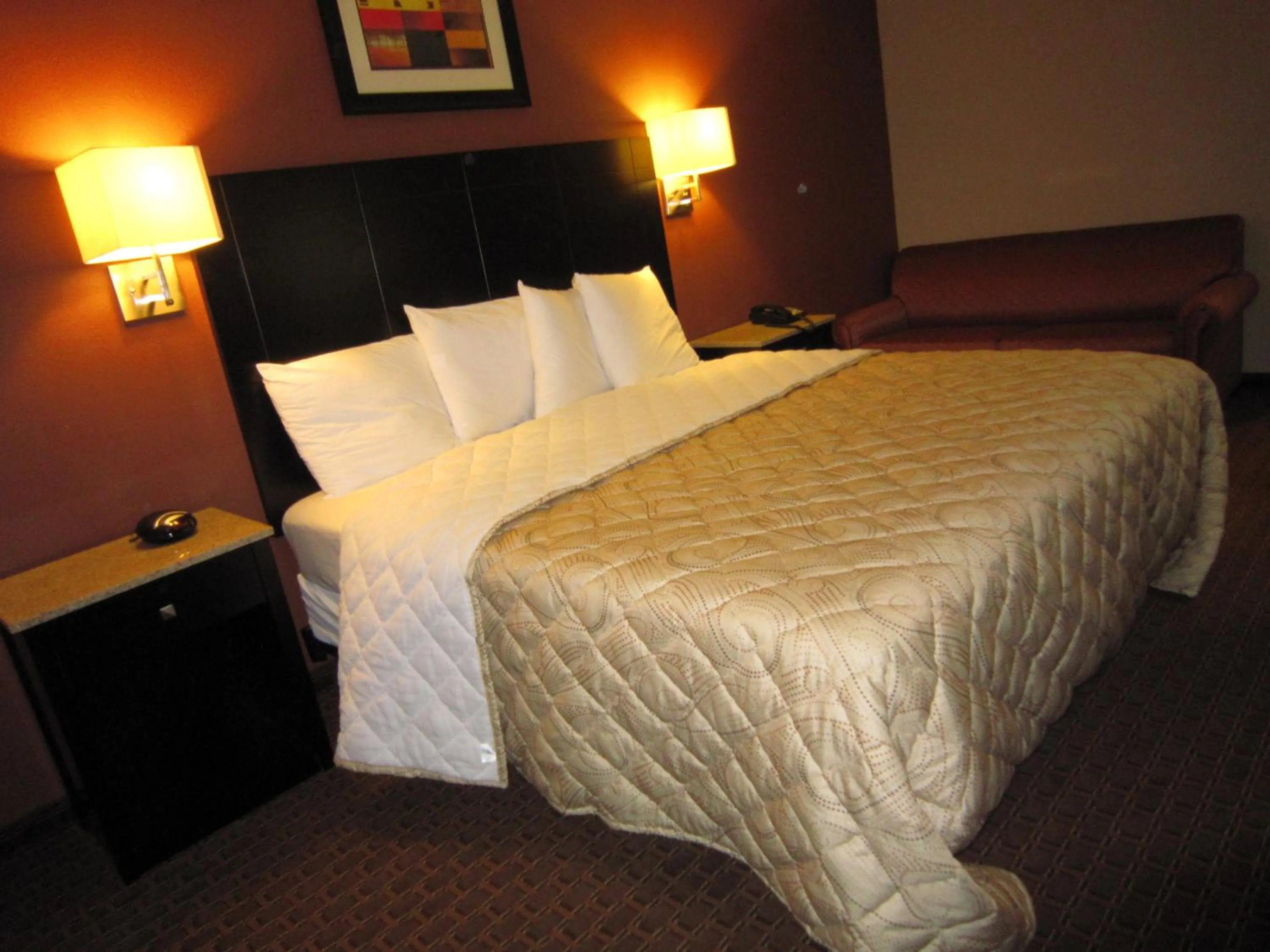Photo of the whole room, Bed in Red Carpet Inn and Suites Monmouth Junction