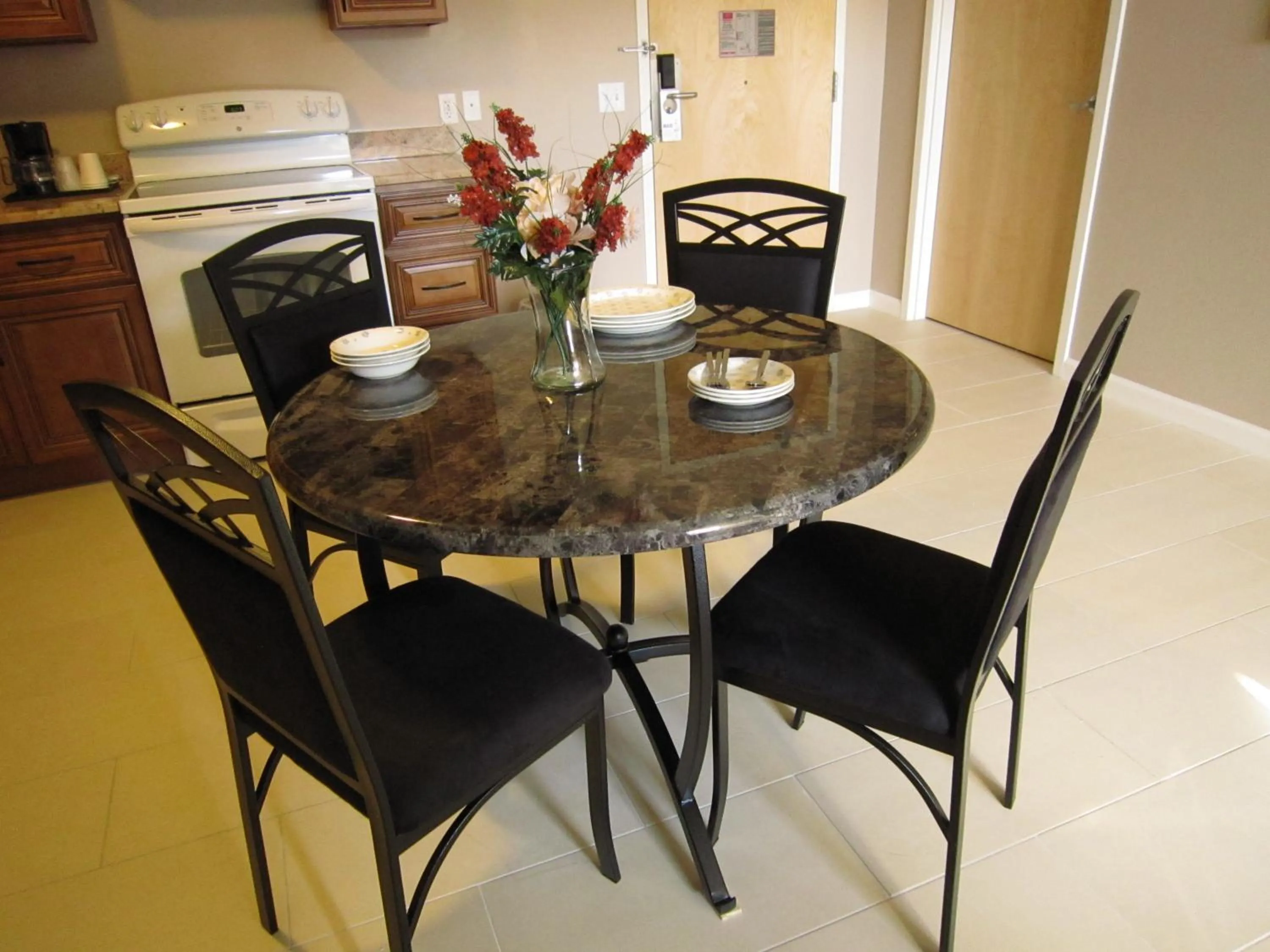 Dining area in Red Carpet Inn and Suites Monmouth Junction