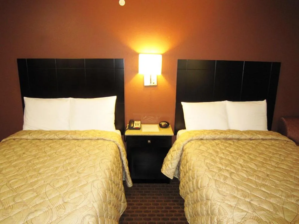 Bed in Red Carpet Inn and Suites Monmouth Junction