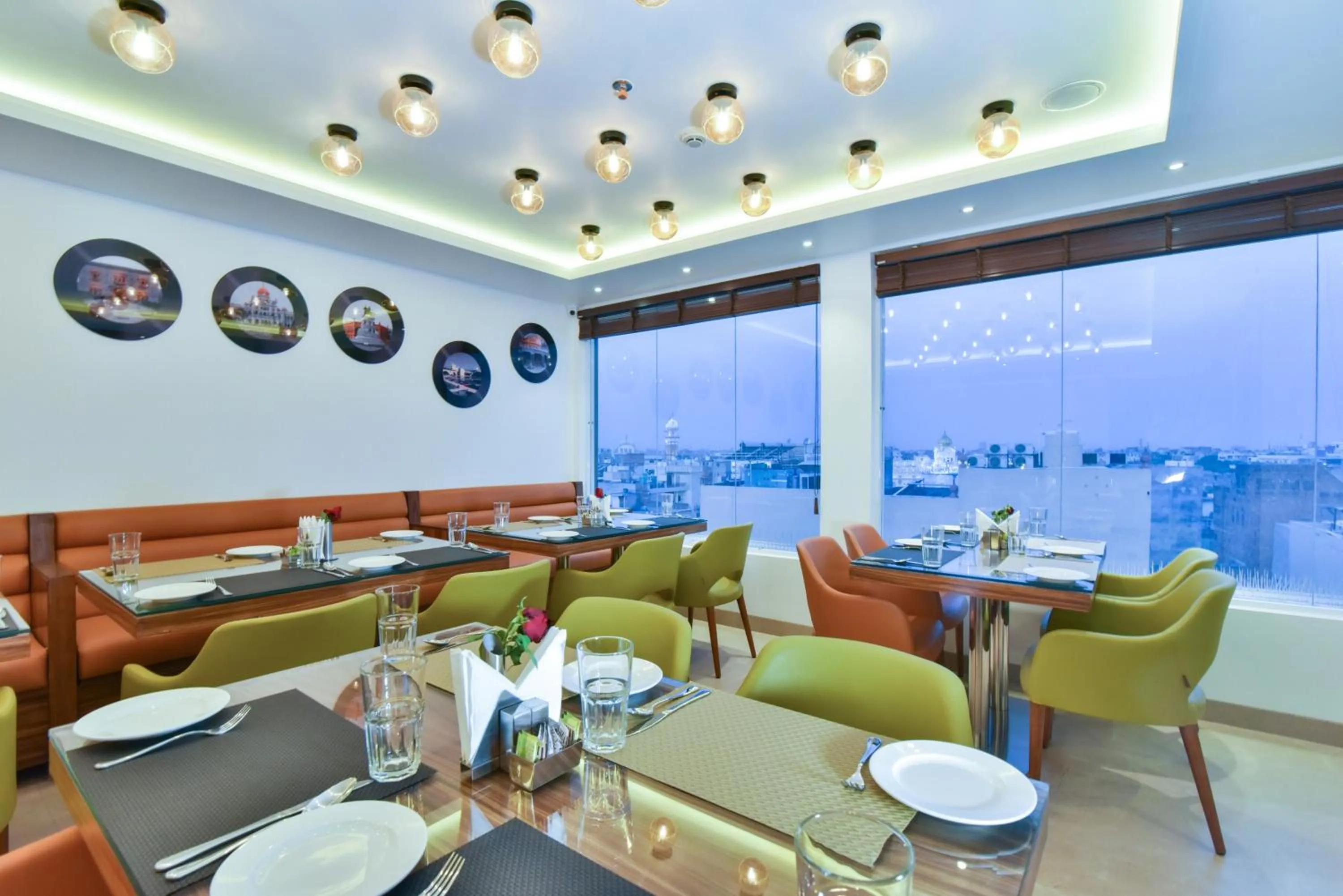 Restaurant/places to eat in SureStay by Best Western Heritage Walk