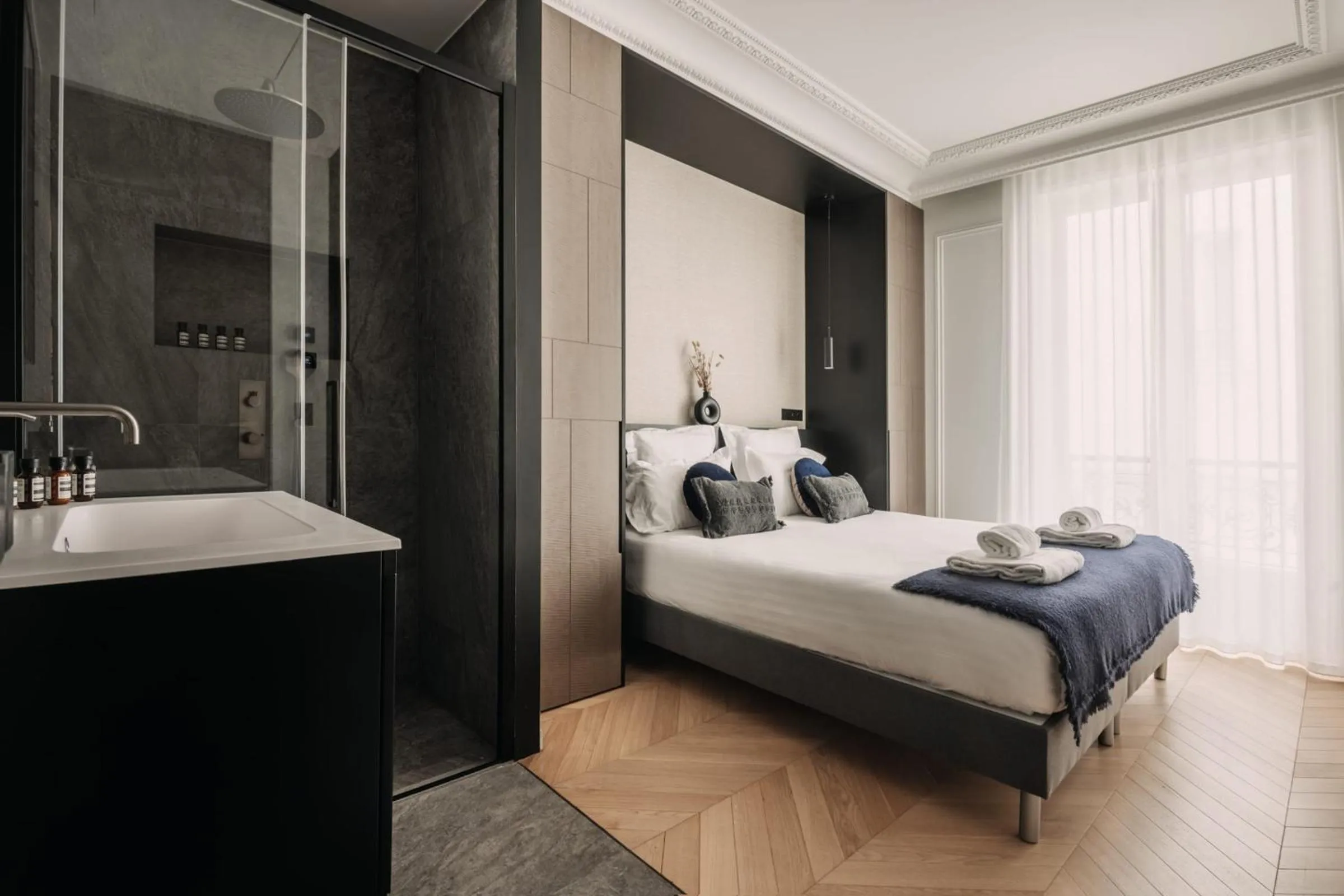 Bedroom, Bed in HIGHSTAY - Luxury Serviced Apartments - Champs-Elysées