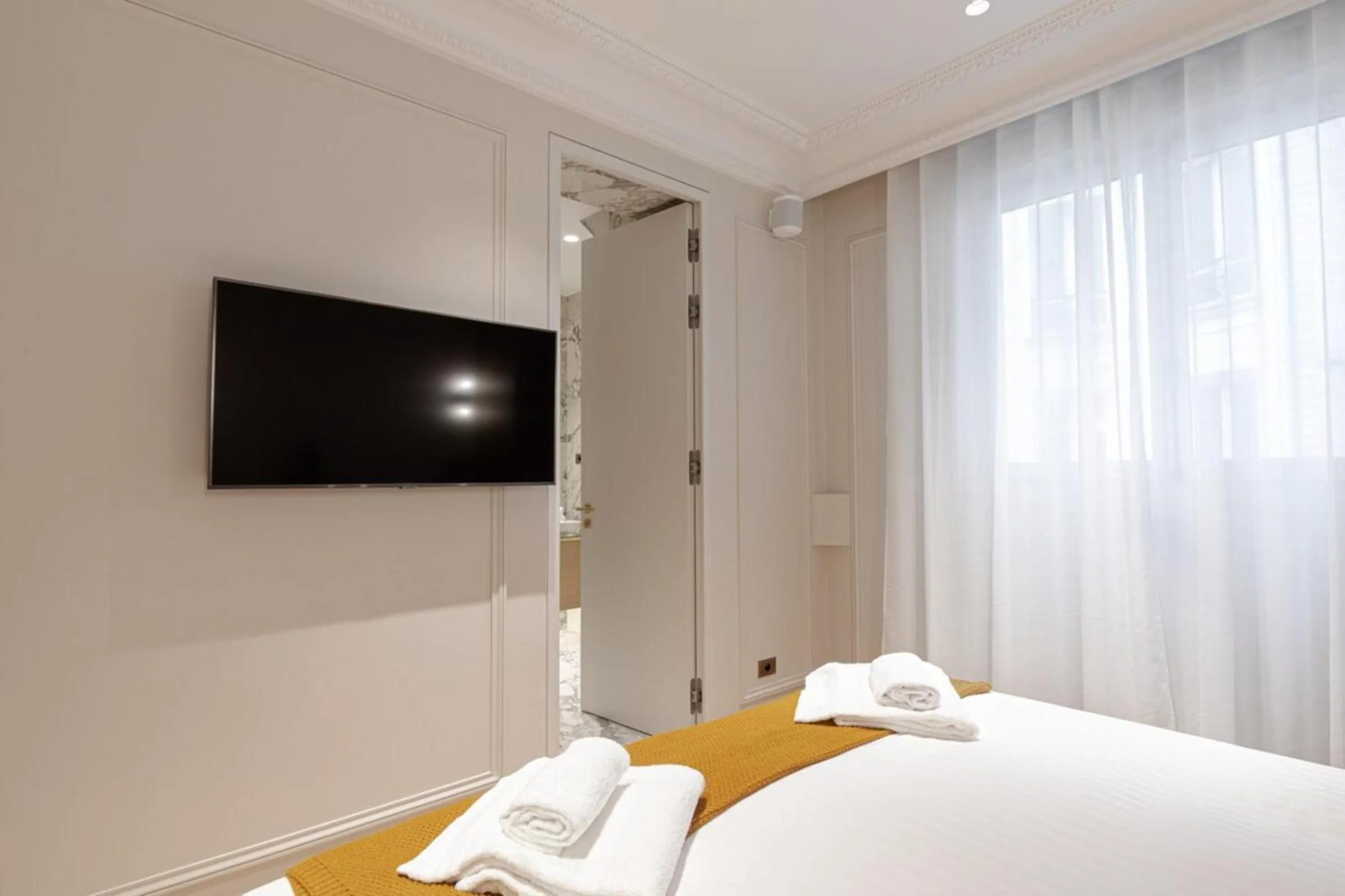 Bedroom, Bed in HIGHSTAY - Luxury Serviced Apartments - Champs-Elysées