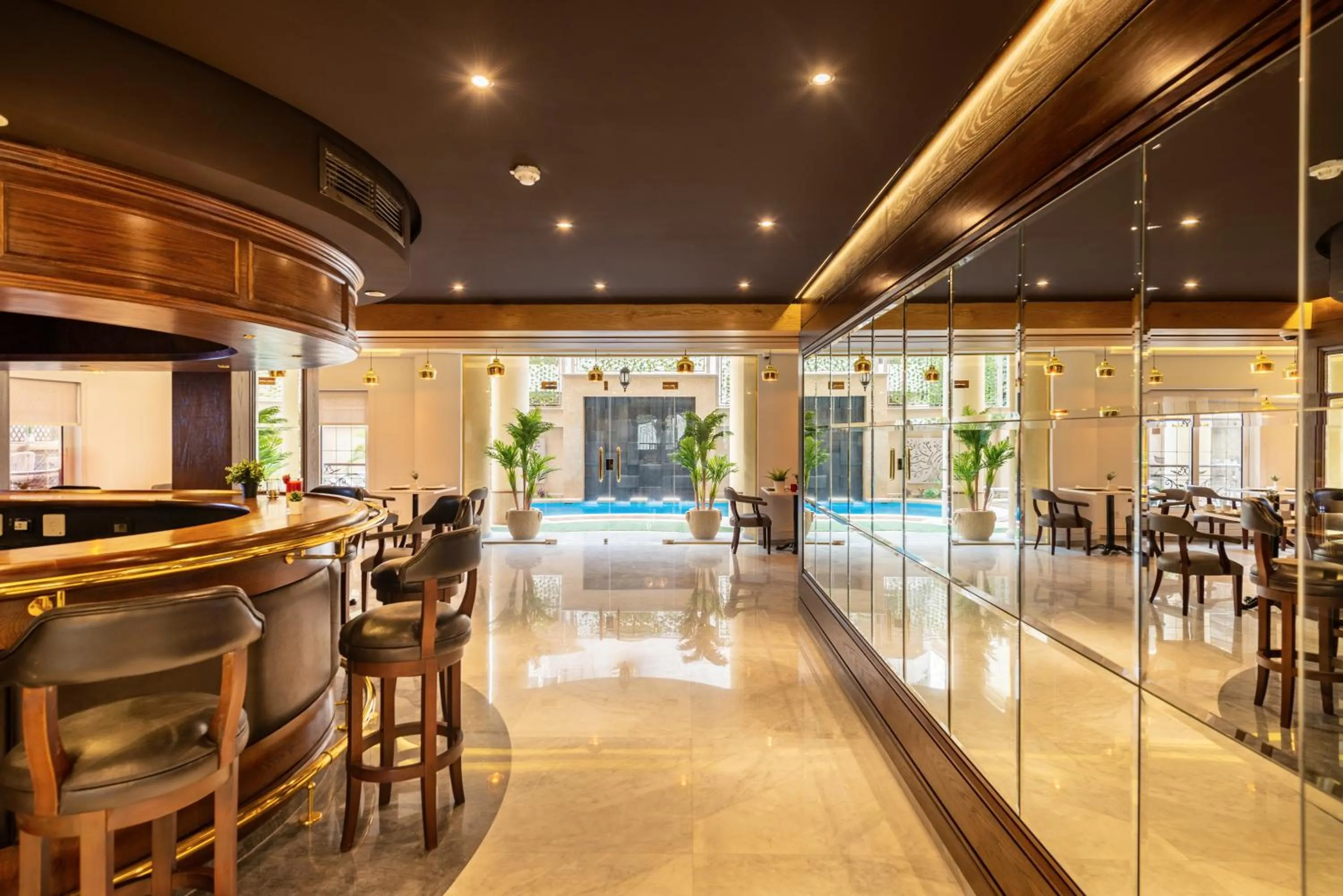 Restaurant/places to eat in Maran Residence