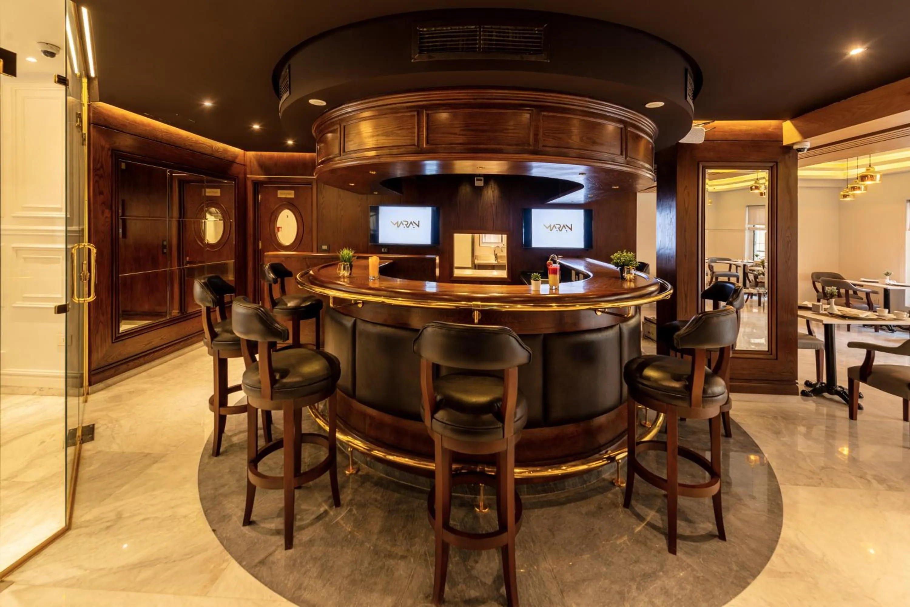 Restaurant/places to eat in Maran Residence