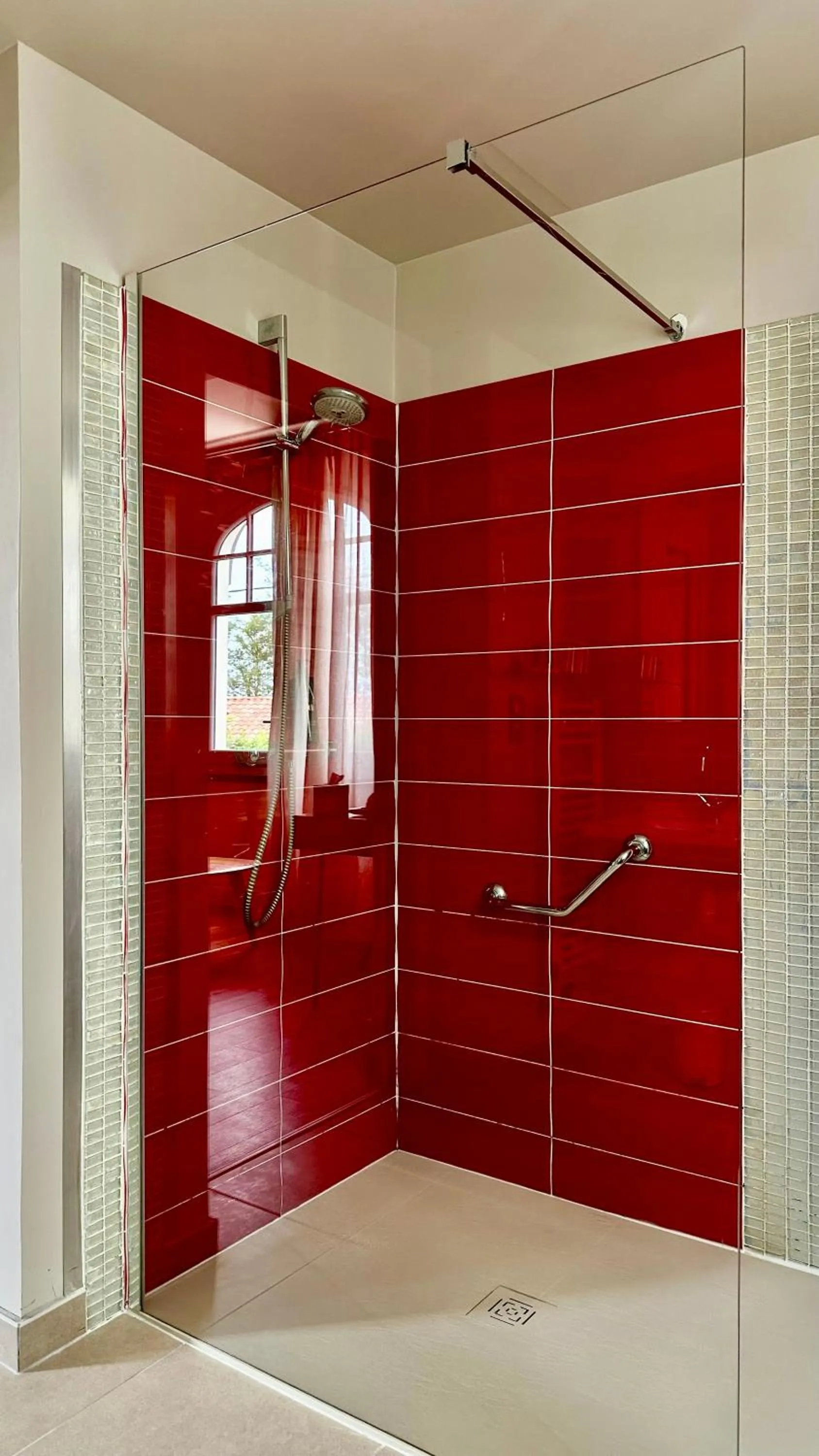 Shower in Hôtel Villa la Renaissance