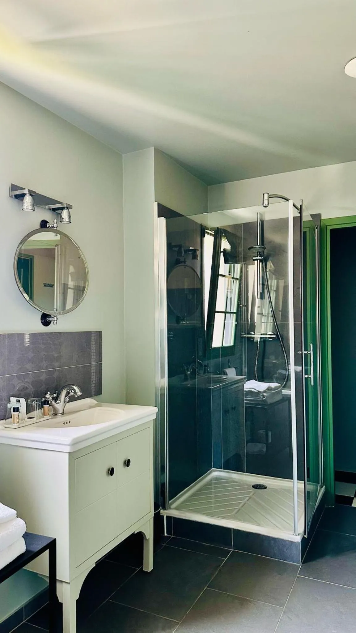 Shower in Hôtel Villa la Renaissance