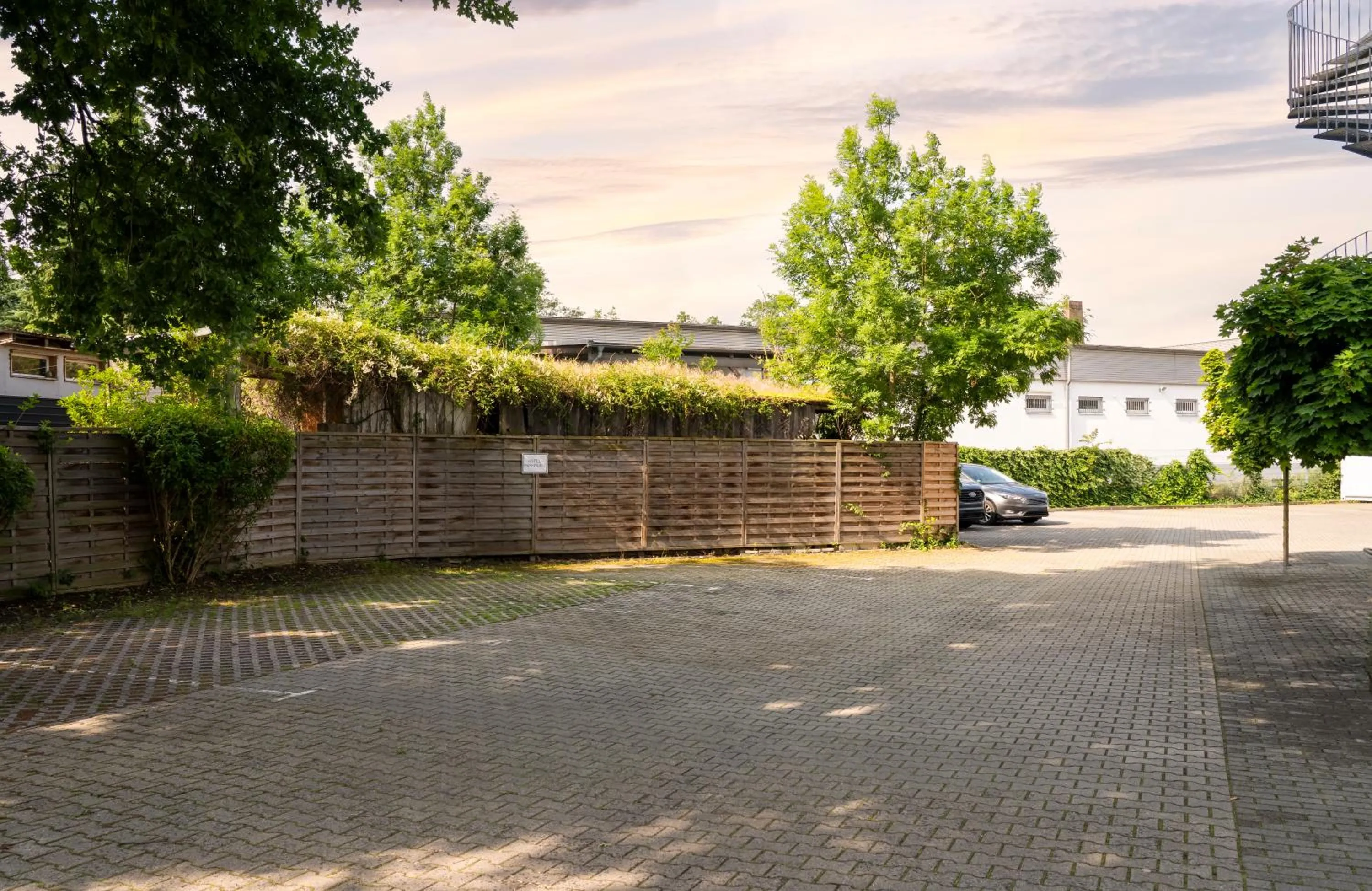 Parking in NOVALIS Hotel by AURUM Dresden