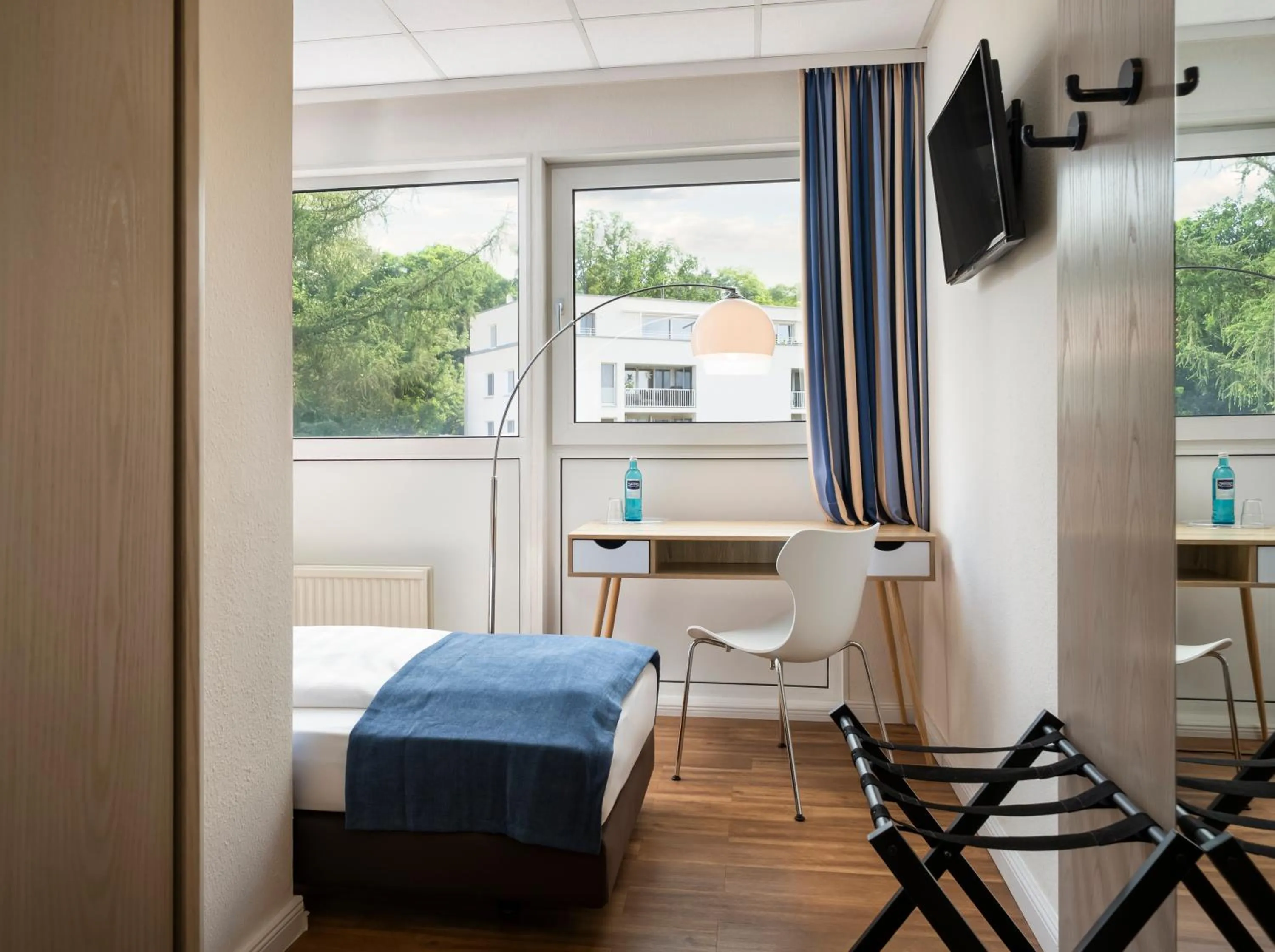 Photo of the whole room, Bed in NOVALIS Hotel by AURUM Dresden