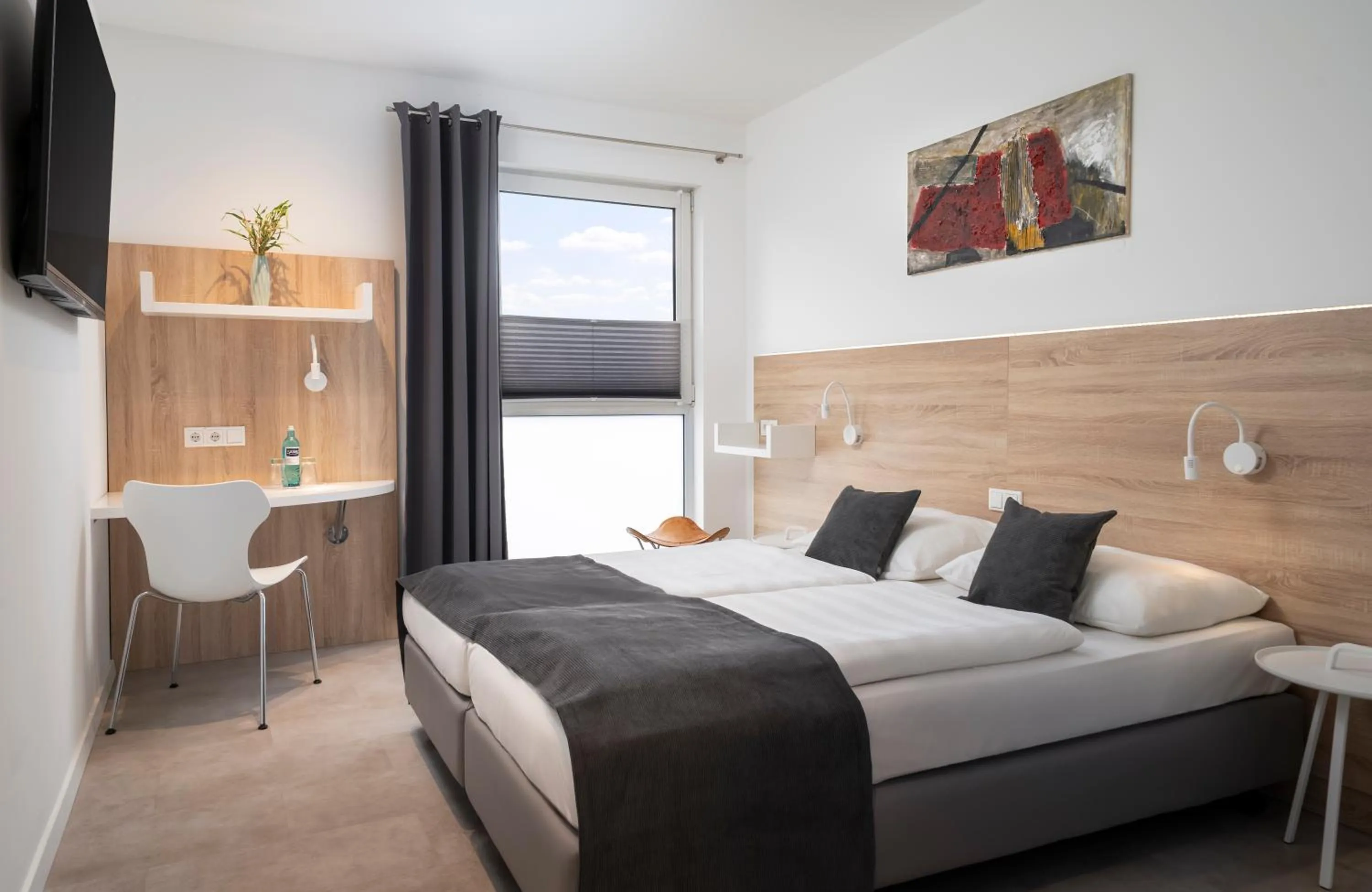 Photo of the whole room, Bed in NOVALIS Hotel by AURUM Dresden