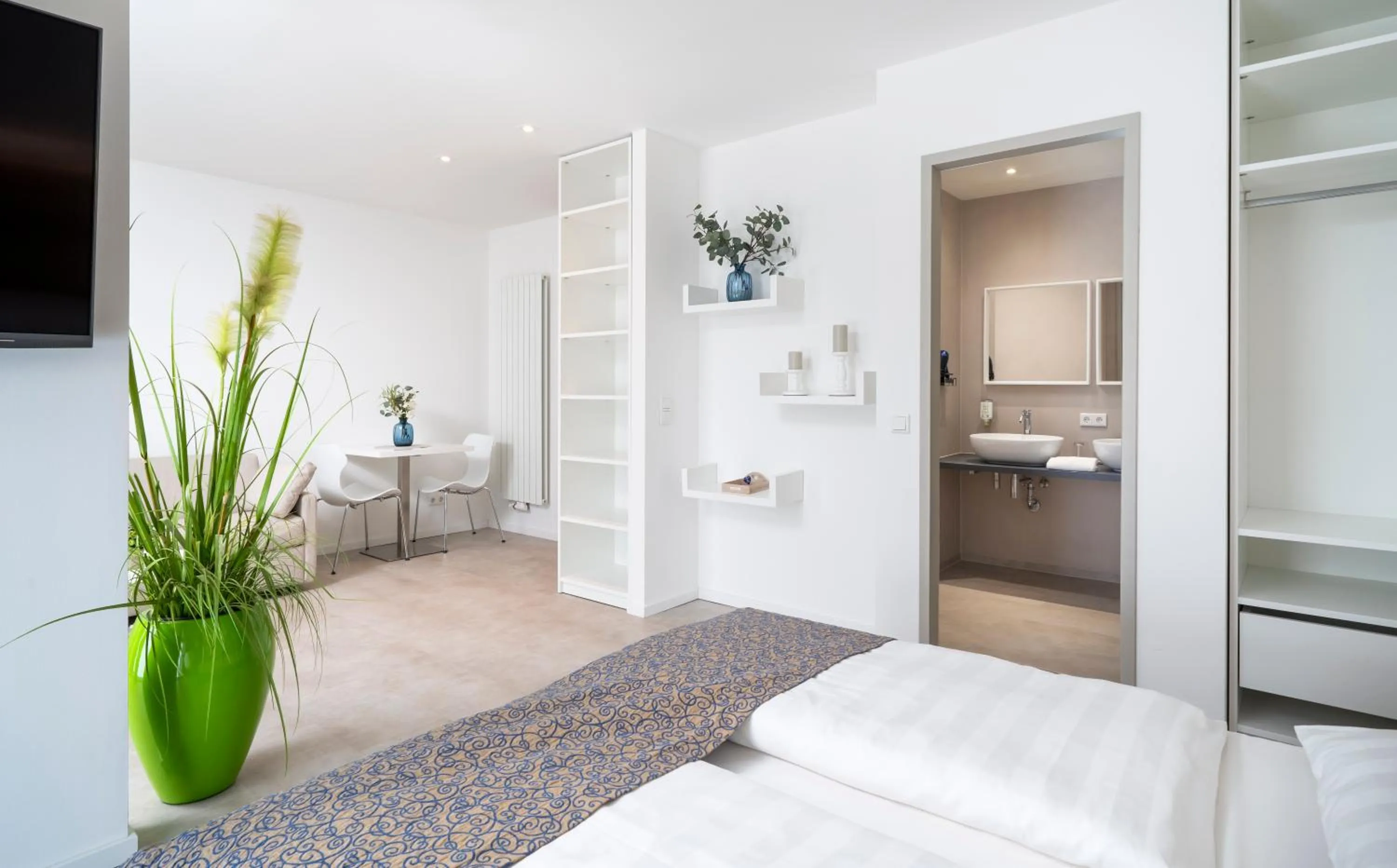 Photo of the whole room, Bed in NOVALIS Hotel by AURUM Dresden