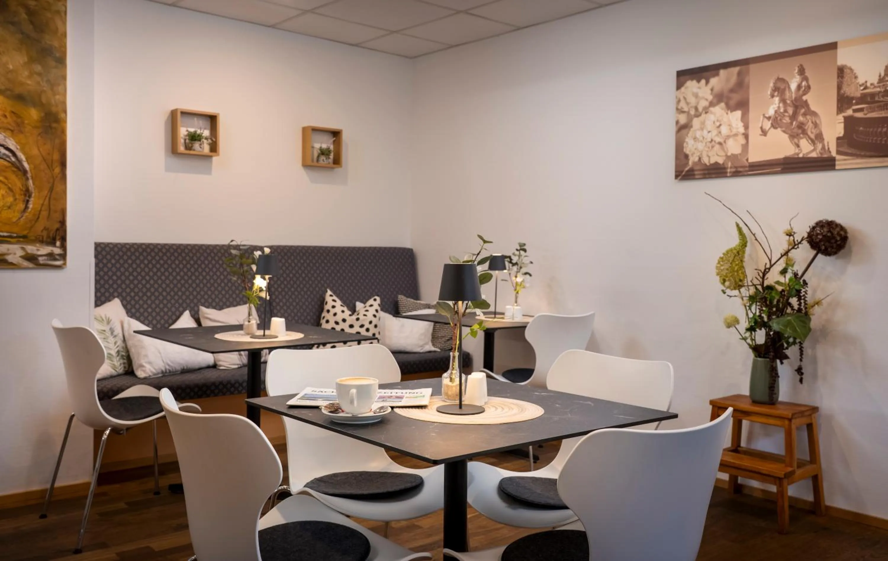 Lounge or bar in NOVALIS Hotel by AURUM Dresden