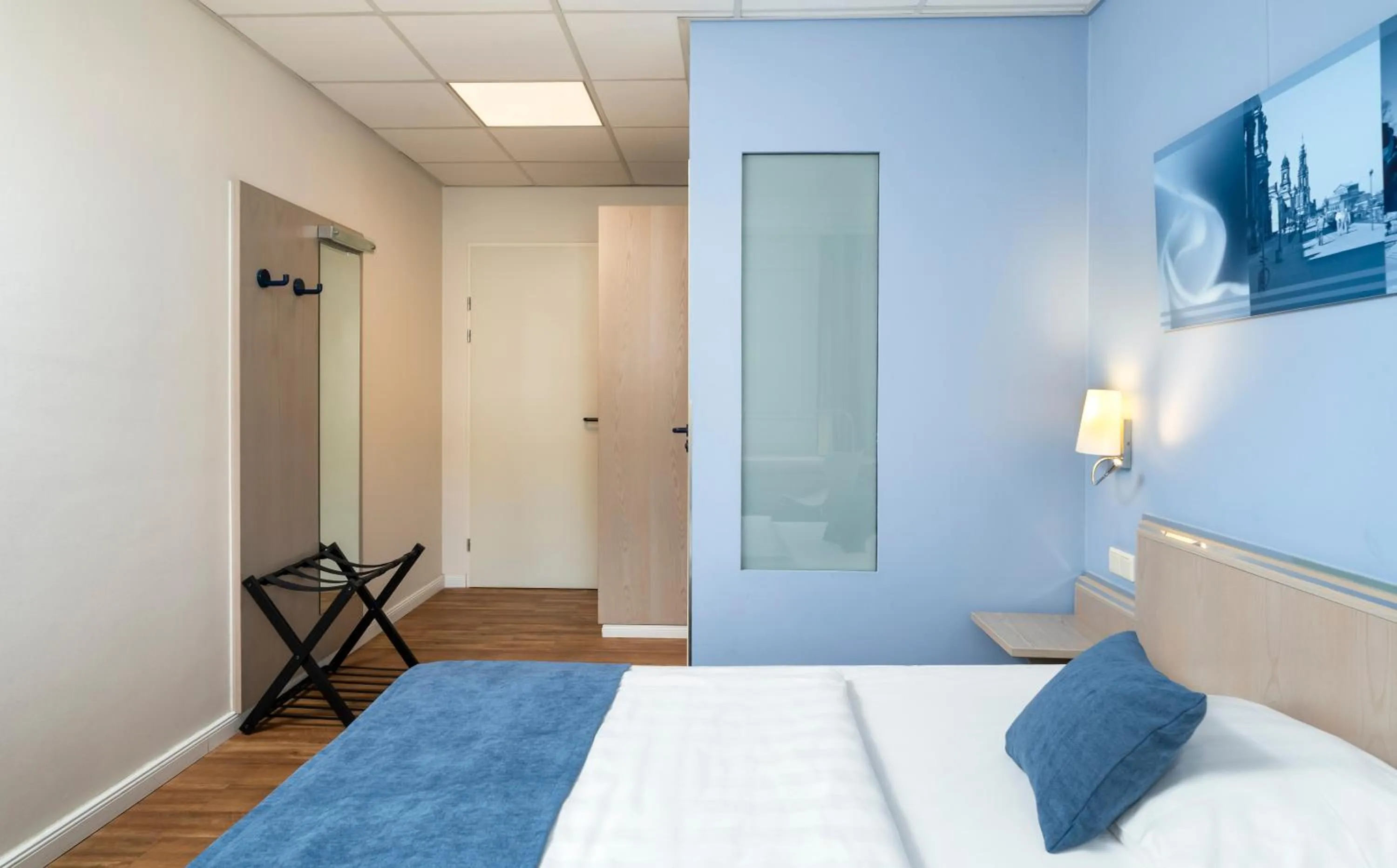 Photo of the whole room, Bed in NOVALIS Hotel by AURUM Dresden