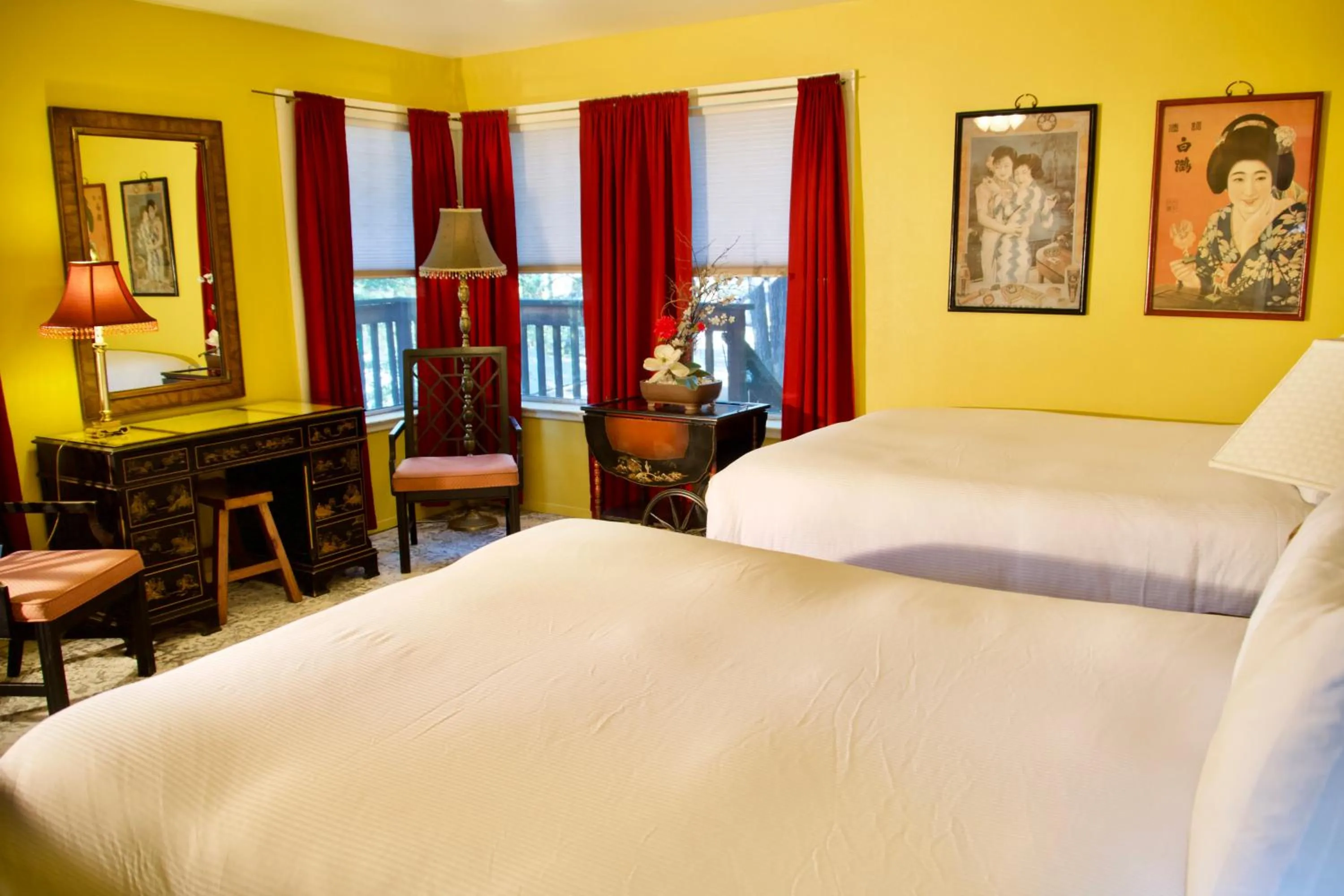 Bed in Yosemite Bug Rustic Mountain Resort