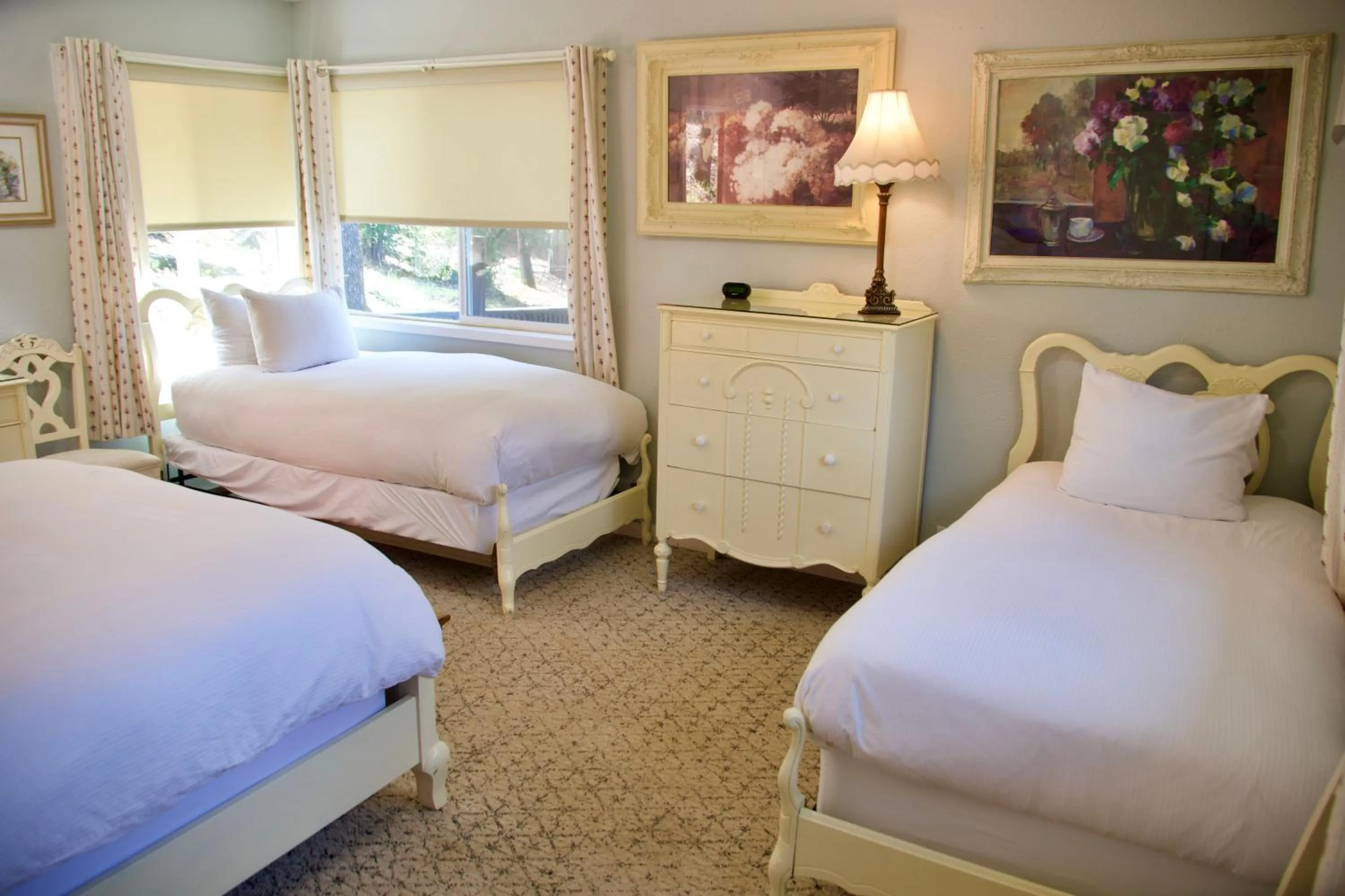 Bed in Yosemite Bug Rustic Mountain Resort