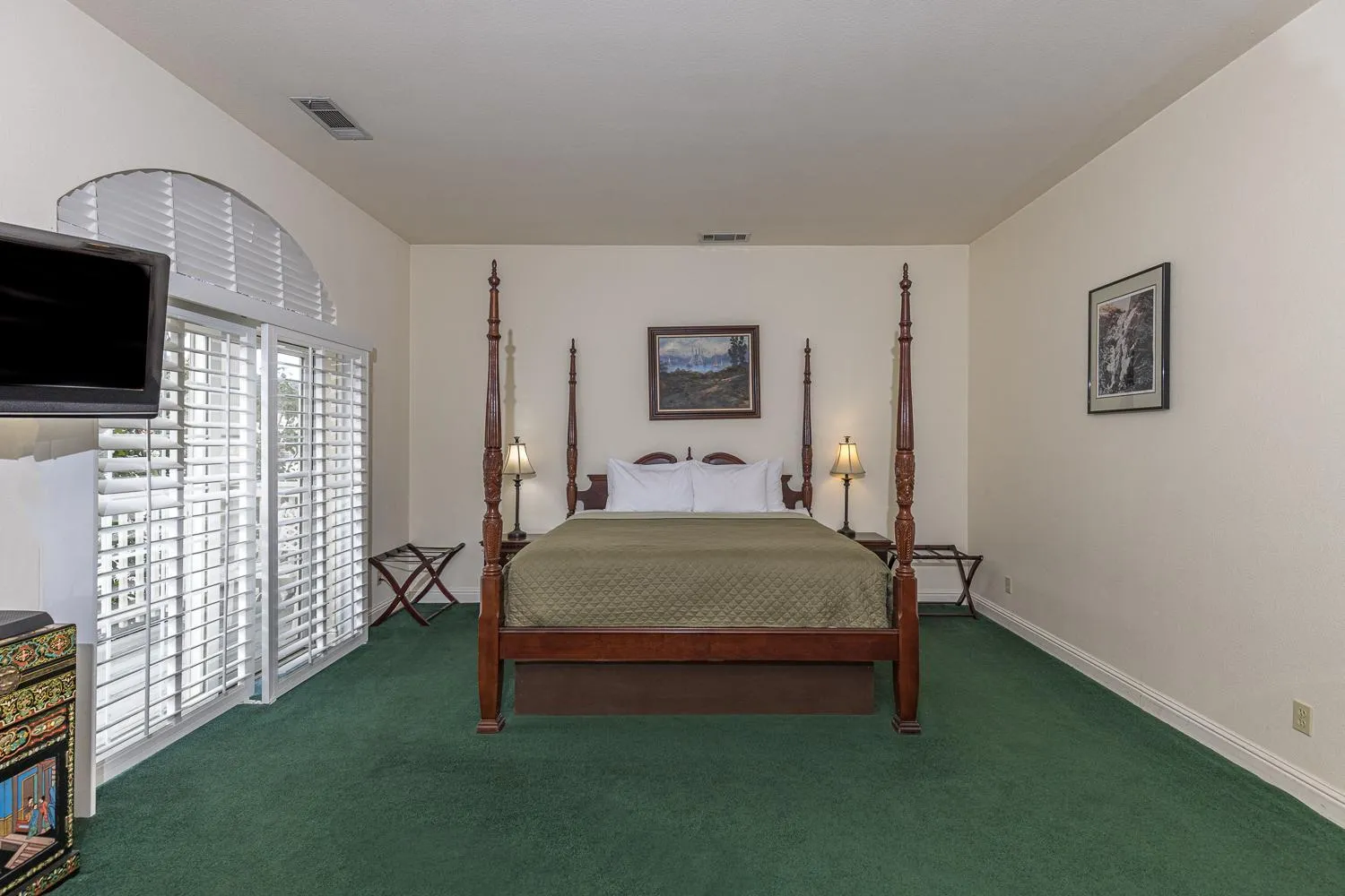 Bed in 5th Street Inn