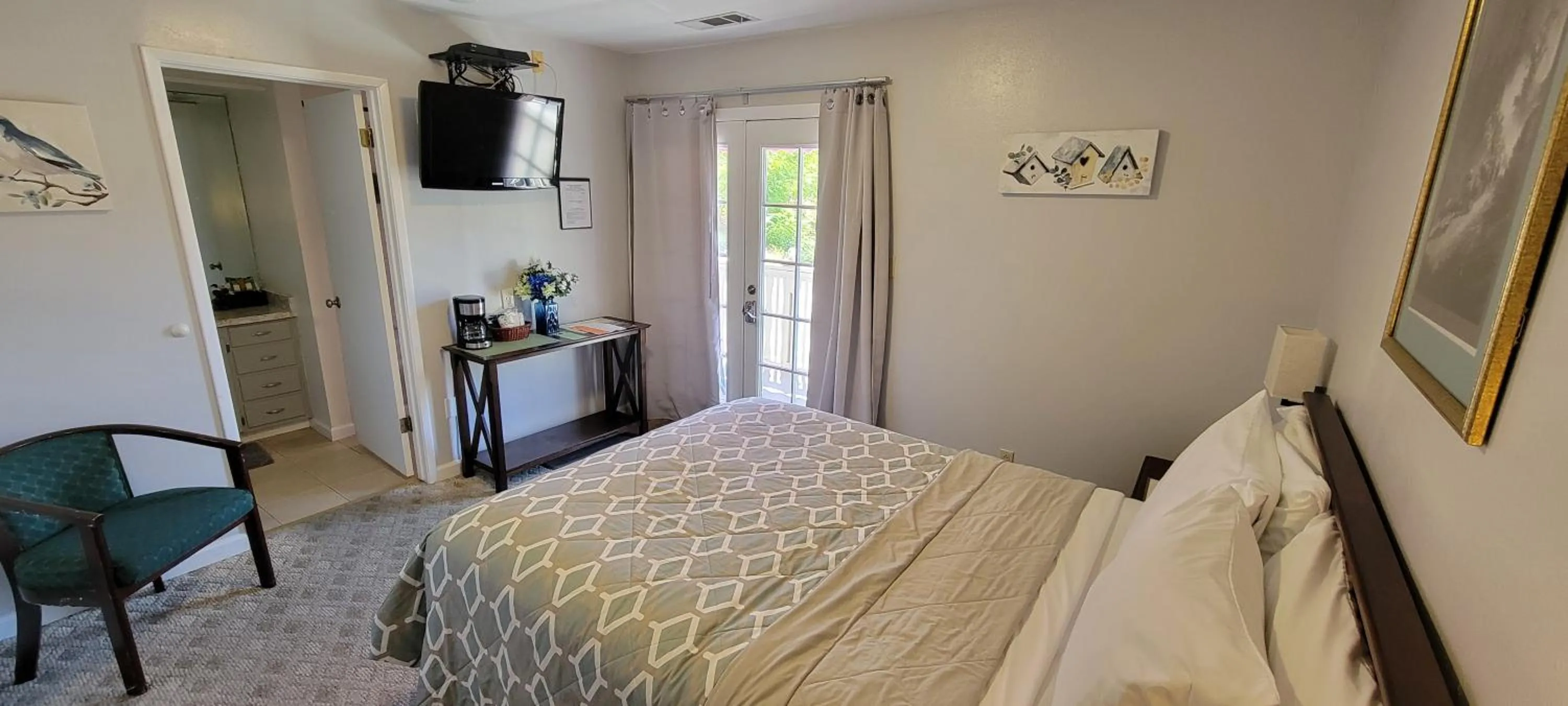 Bed in 5th Street Inn