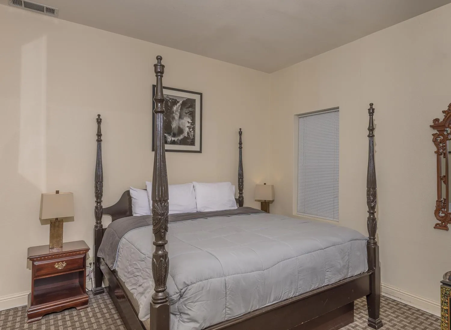 Bed in 5th Street Inn