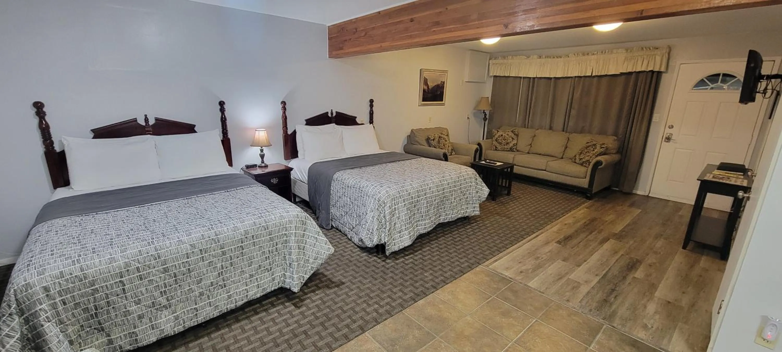 Bed in 5th Street Inn