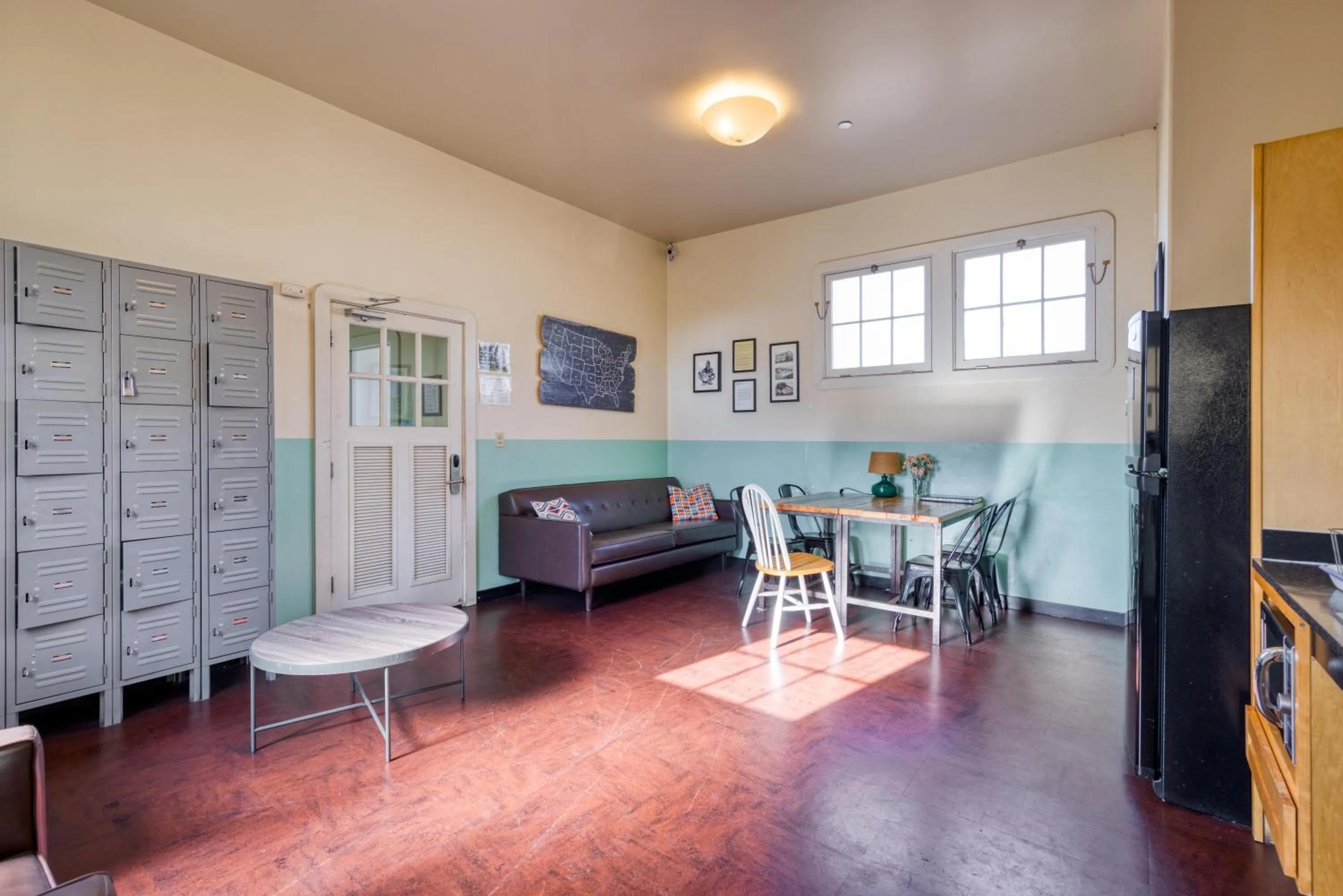 Seating area in HI San Francisco Fisherman's Wharf Hostel