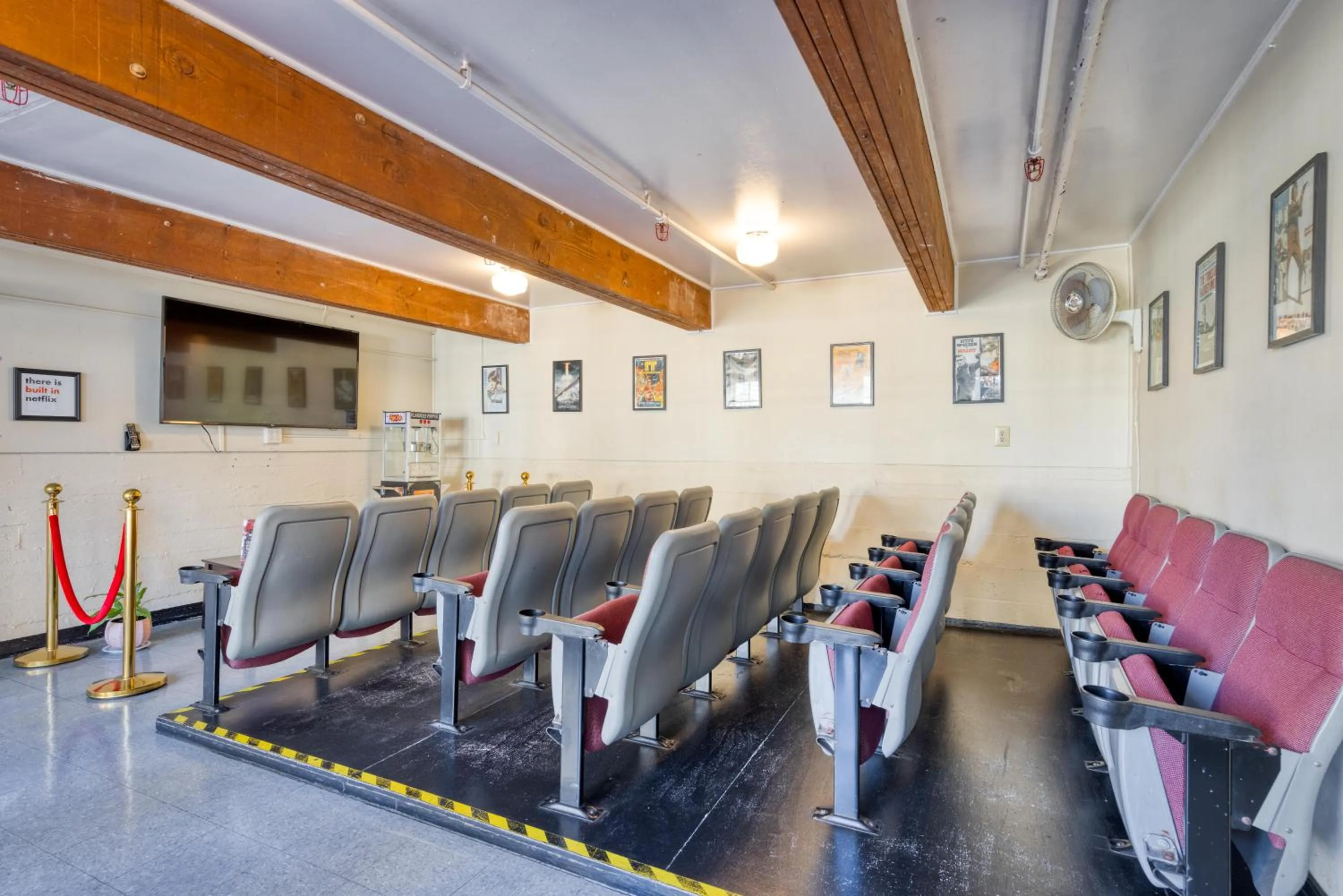 Seating area in HI San Francisco Fisherman's Wharf Hostel