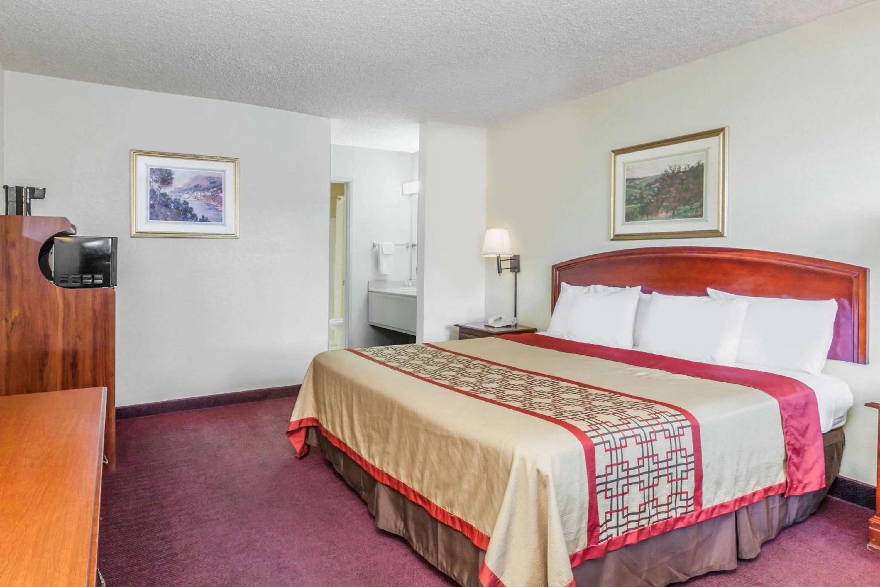 Photo of the whole room, Bed in Super 8 by Wyndham Bakersfield/Central