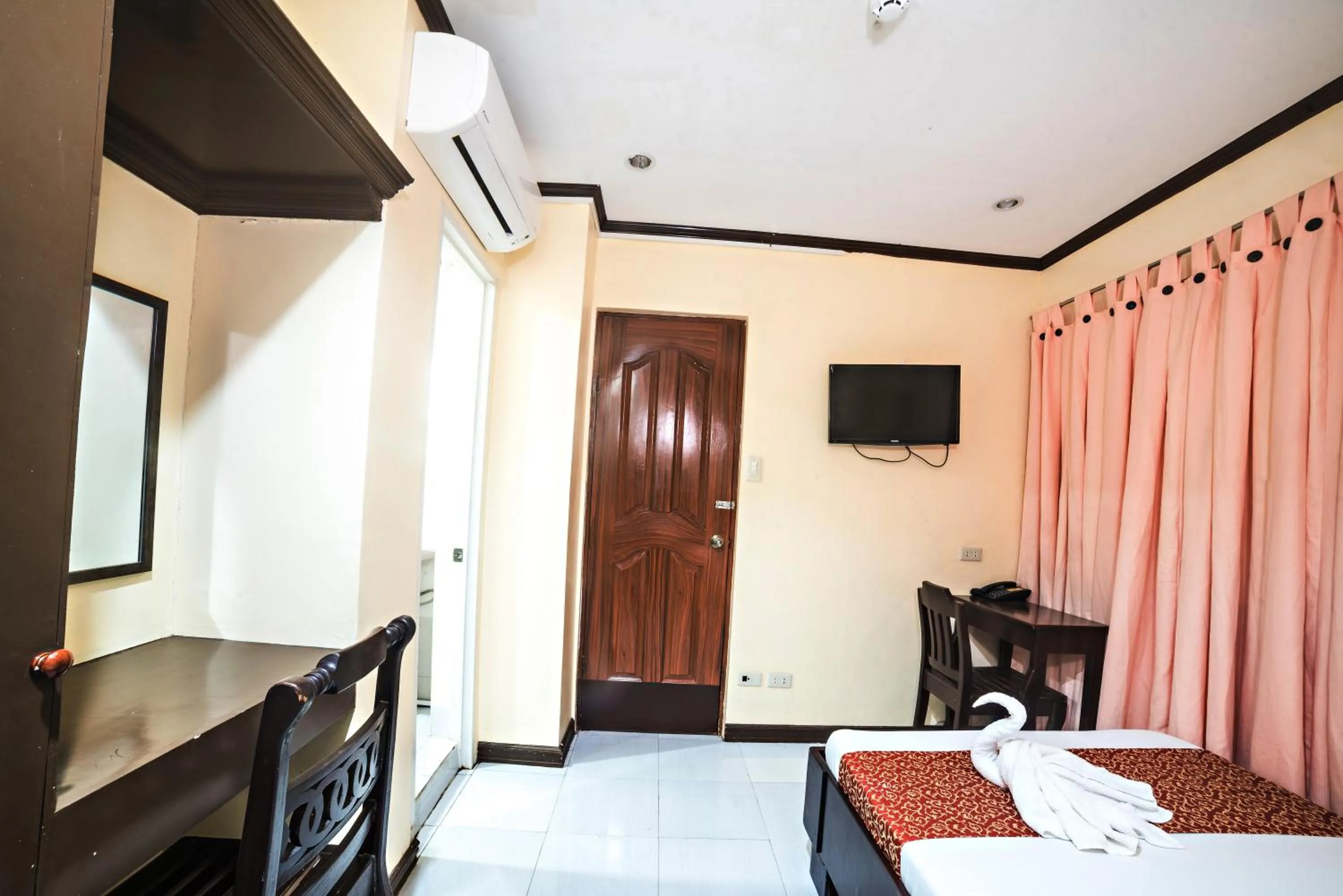 TV and multimedia, Bed in RedDoorz near Ormoc Port Terminal